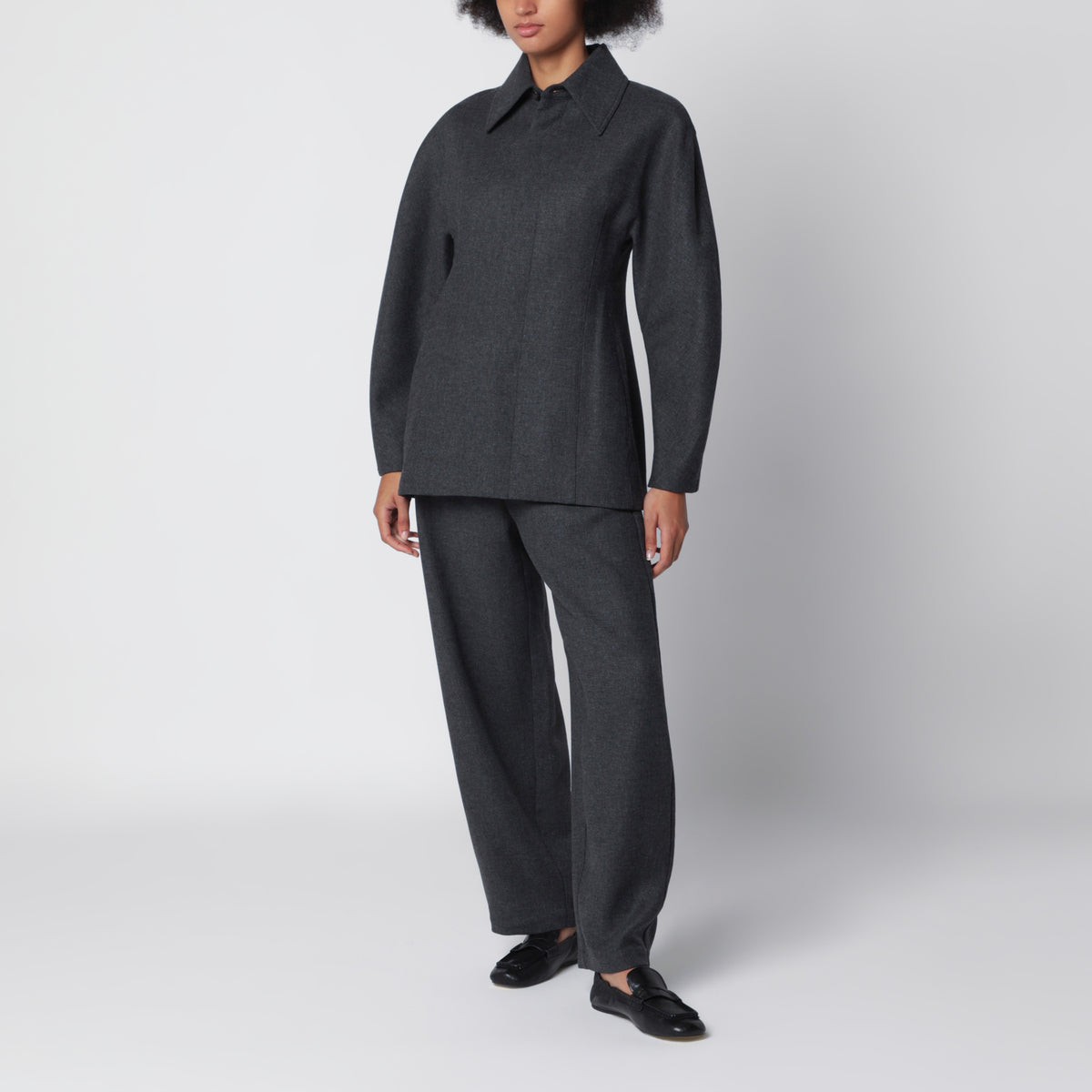 Pantalon gris à coupe incurvée en laine