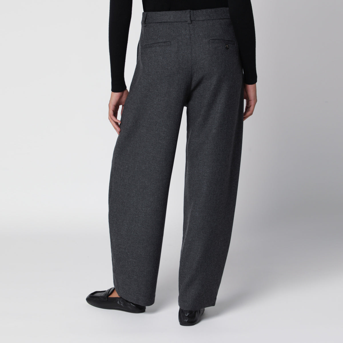 Pantalon gris à coupe incurvée en laine