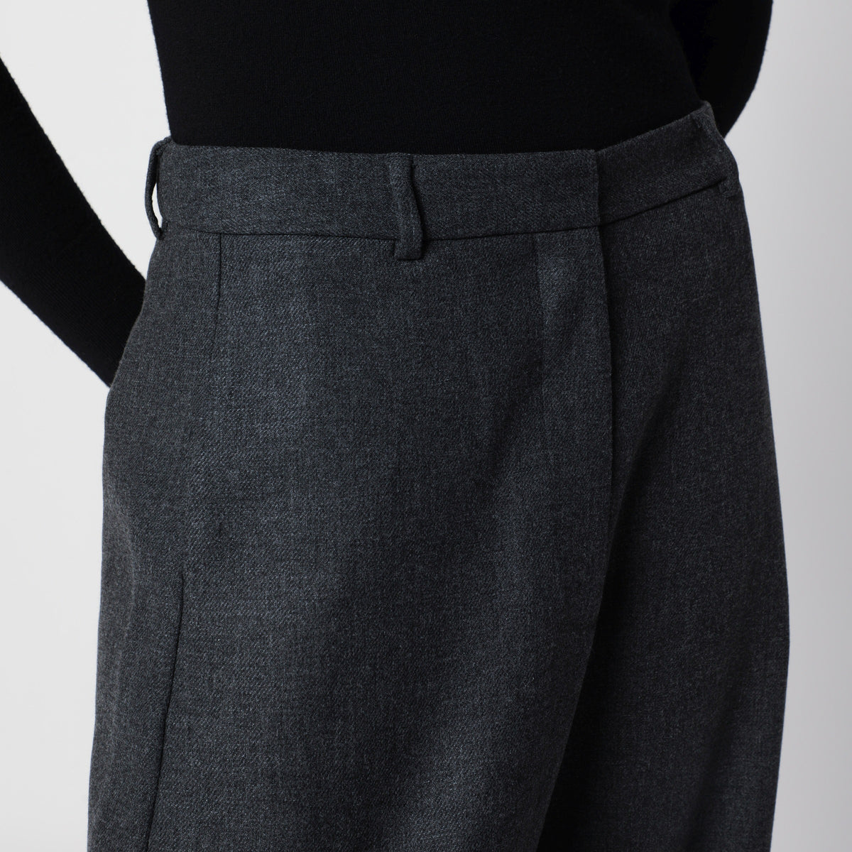 Pantalon gris à coupe incurvée en laine