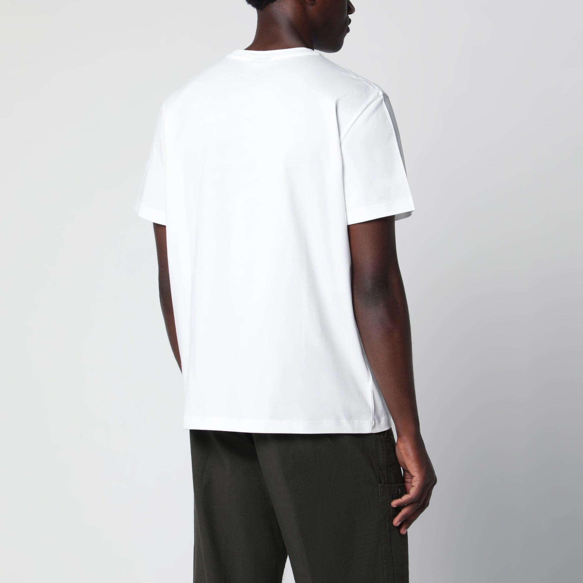 T-shirt bianca in cotone con patch logo