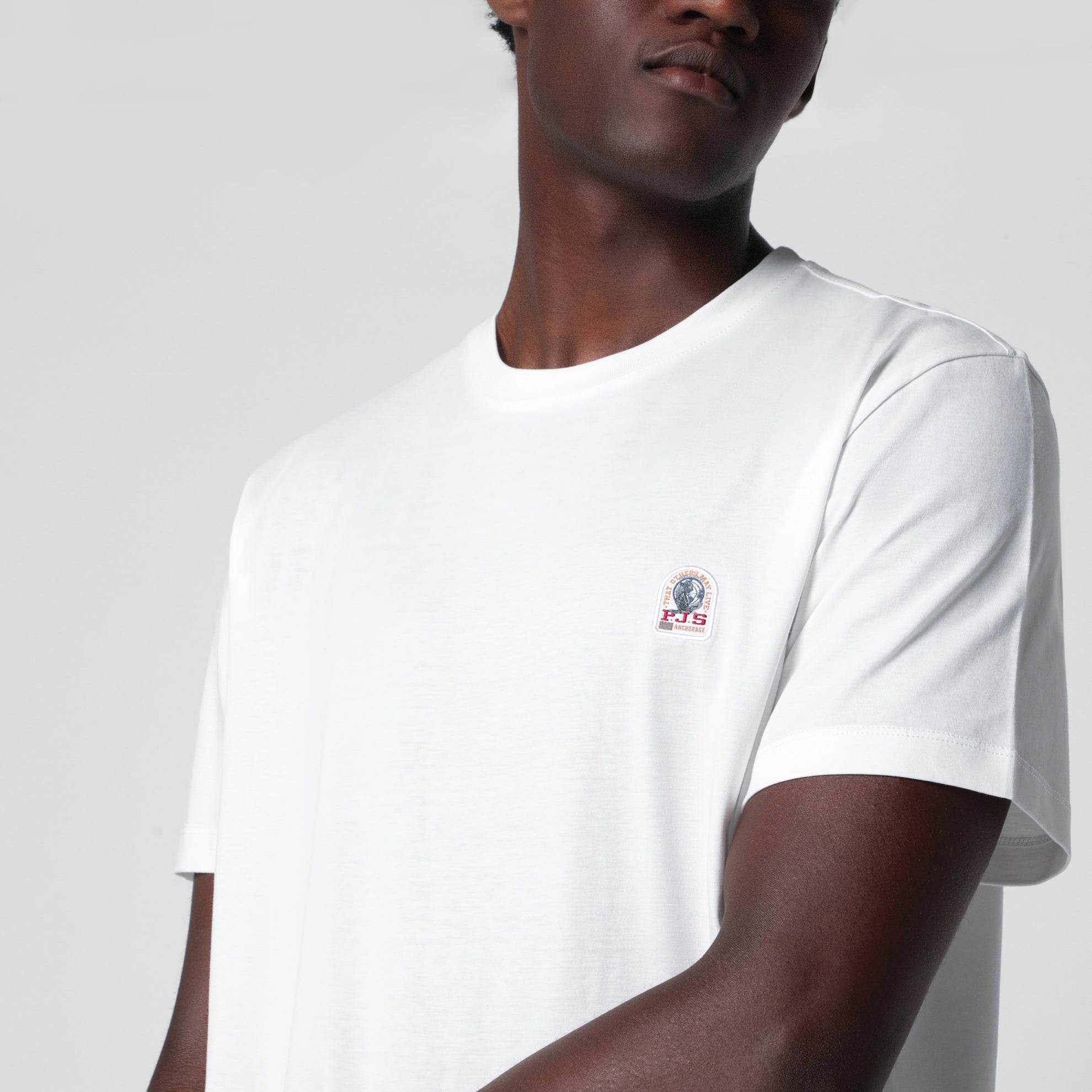 T-shirt bianca in cotone con patch logo