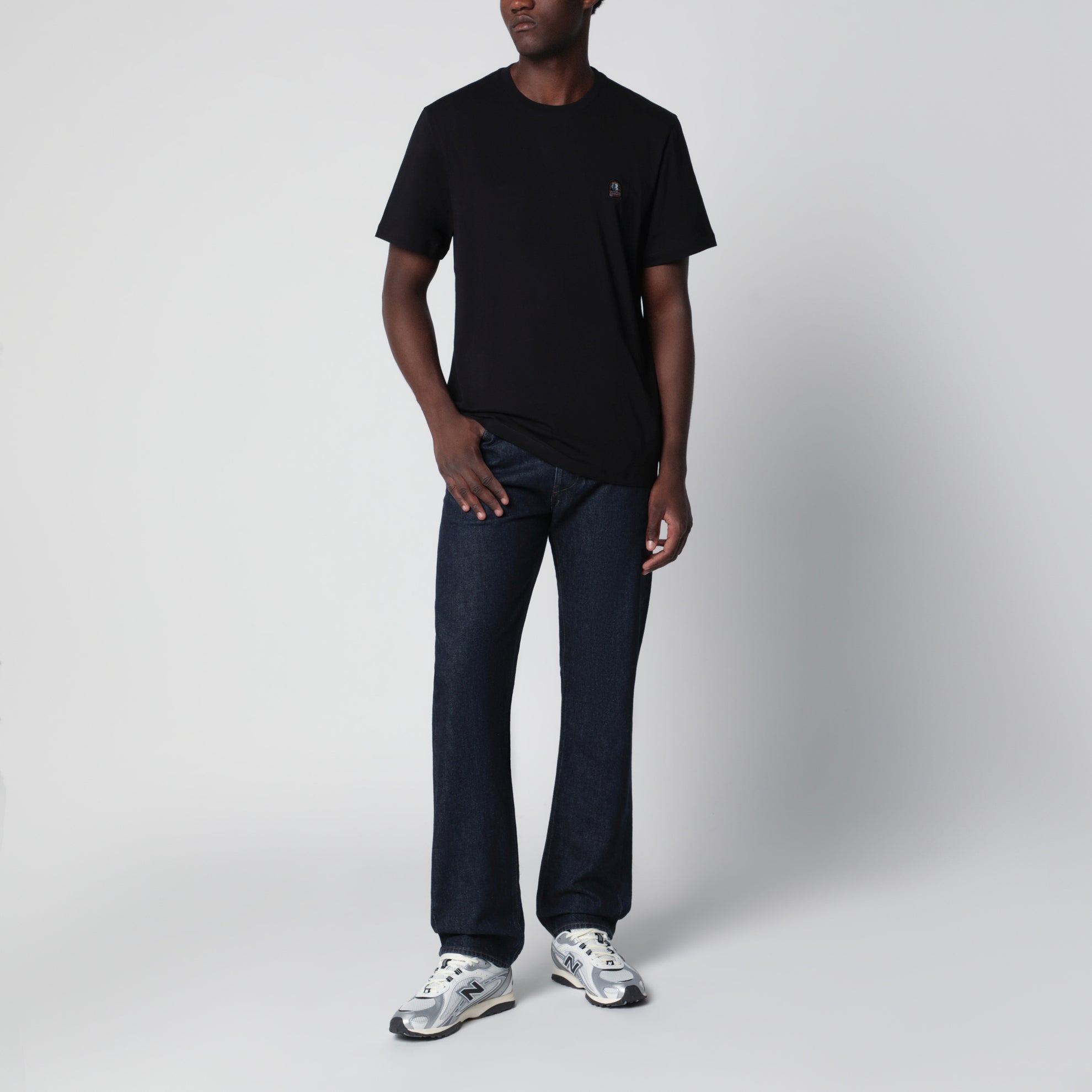 T-shirt nera in cotone con patch logo