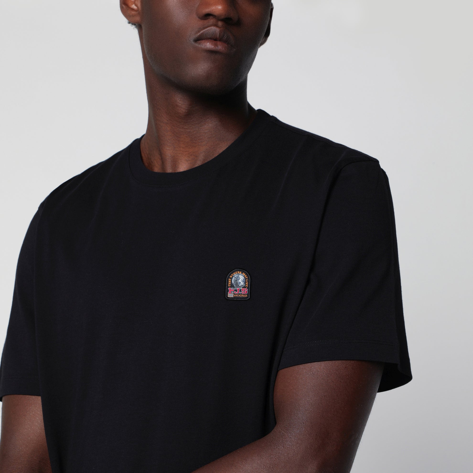 T-shirt nera in cotone con patch logo