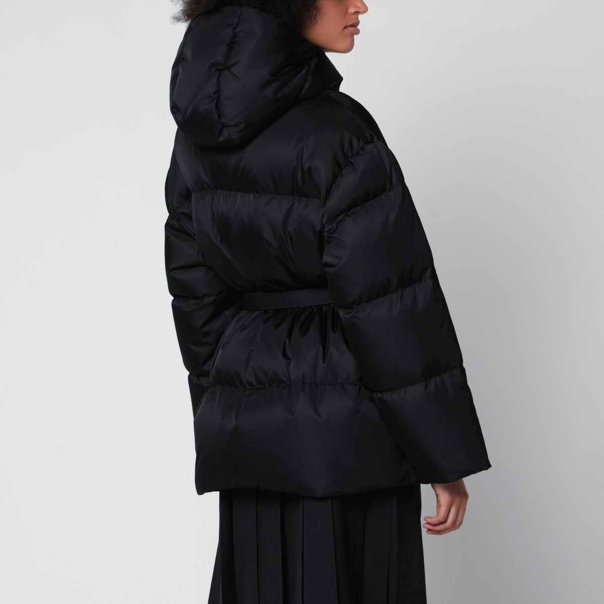 Doudoune noire ceinturée en Re-Nylon