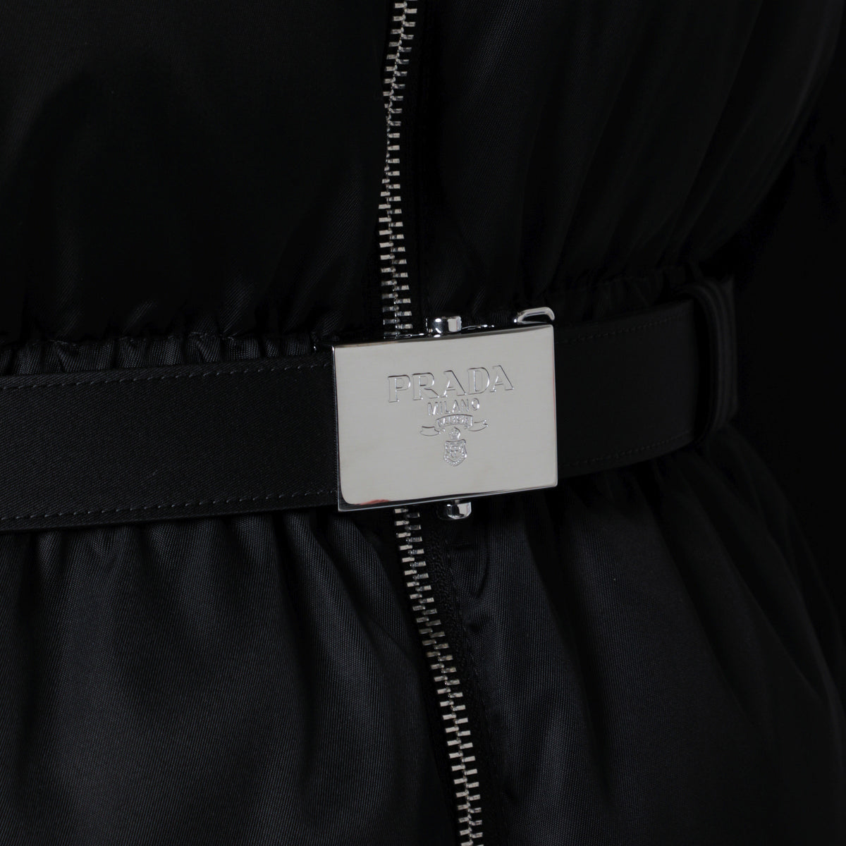 Doudoune noire ceinturée en Re-Nylon