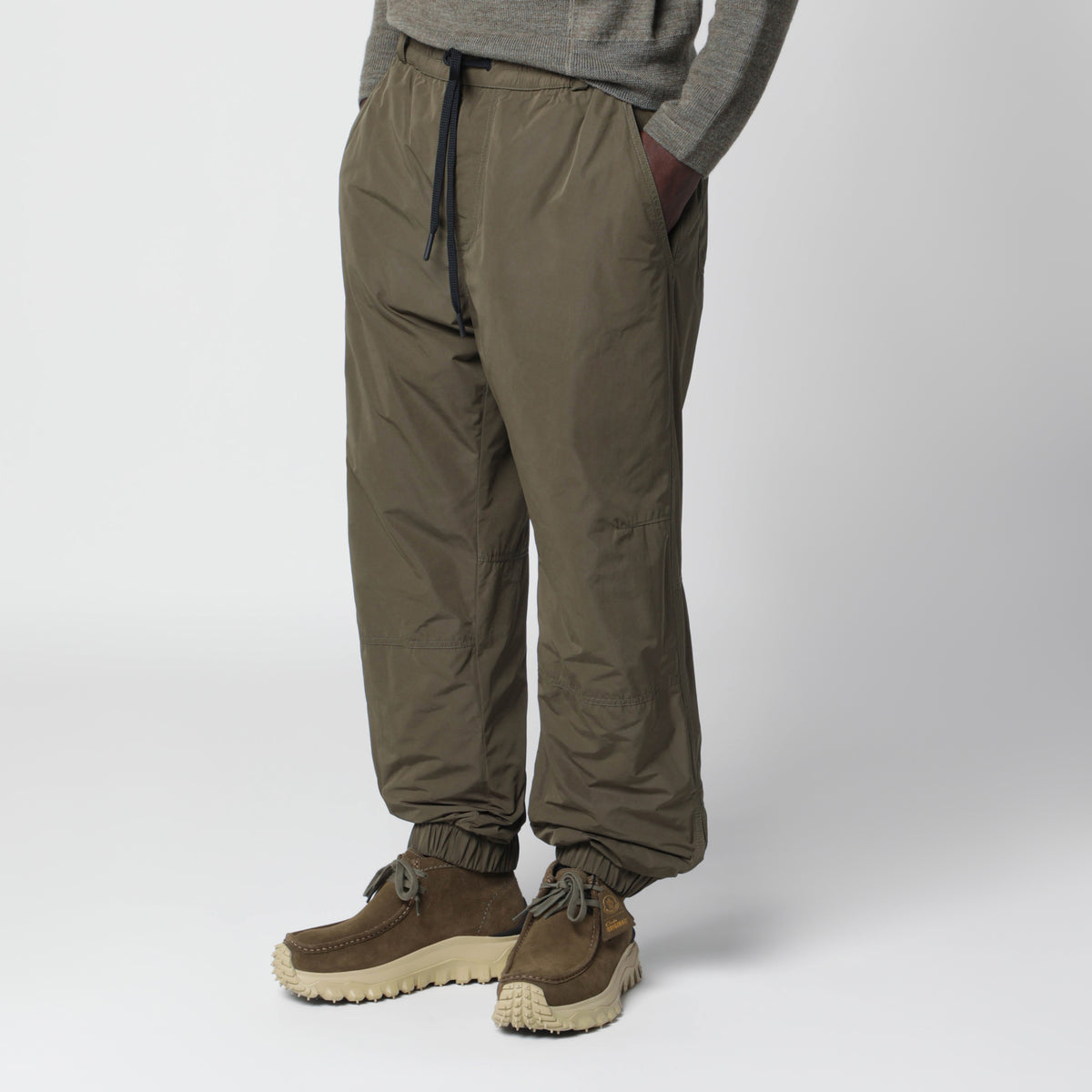 Pantalon vert olive en tissu technique