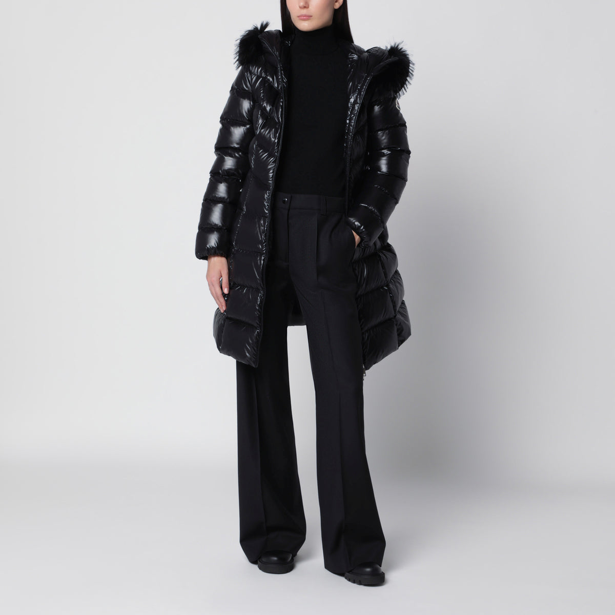 Schwarze Hose mit weitem Bein aus Wolle