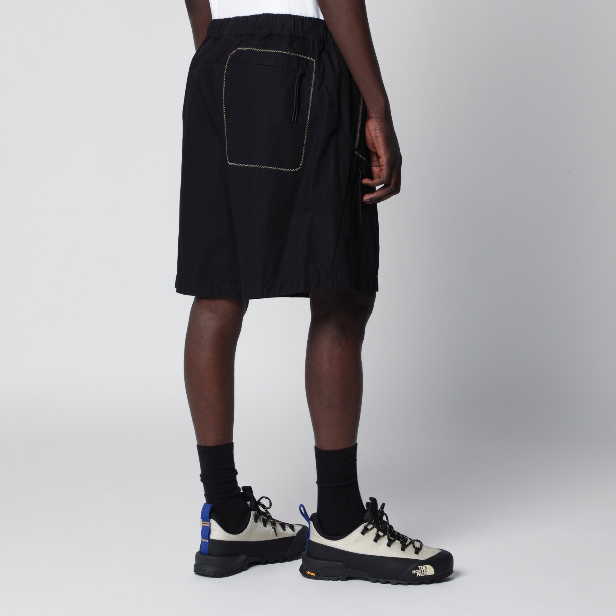 Short cargo noir en gabardine de coton
