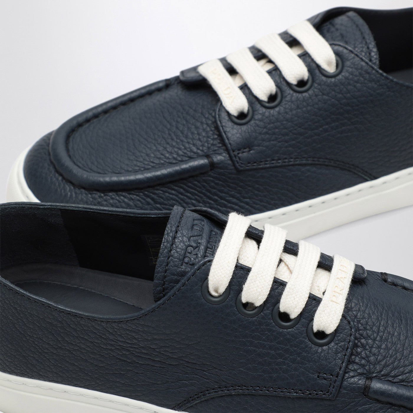 Sneakers in pelle martellata blu baltico