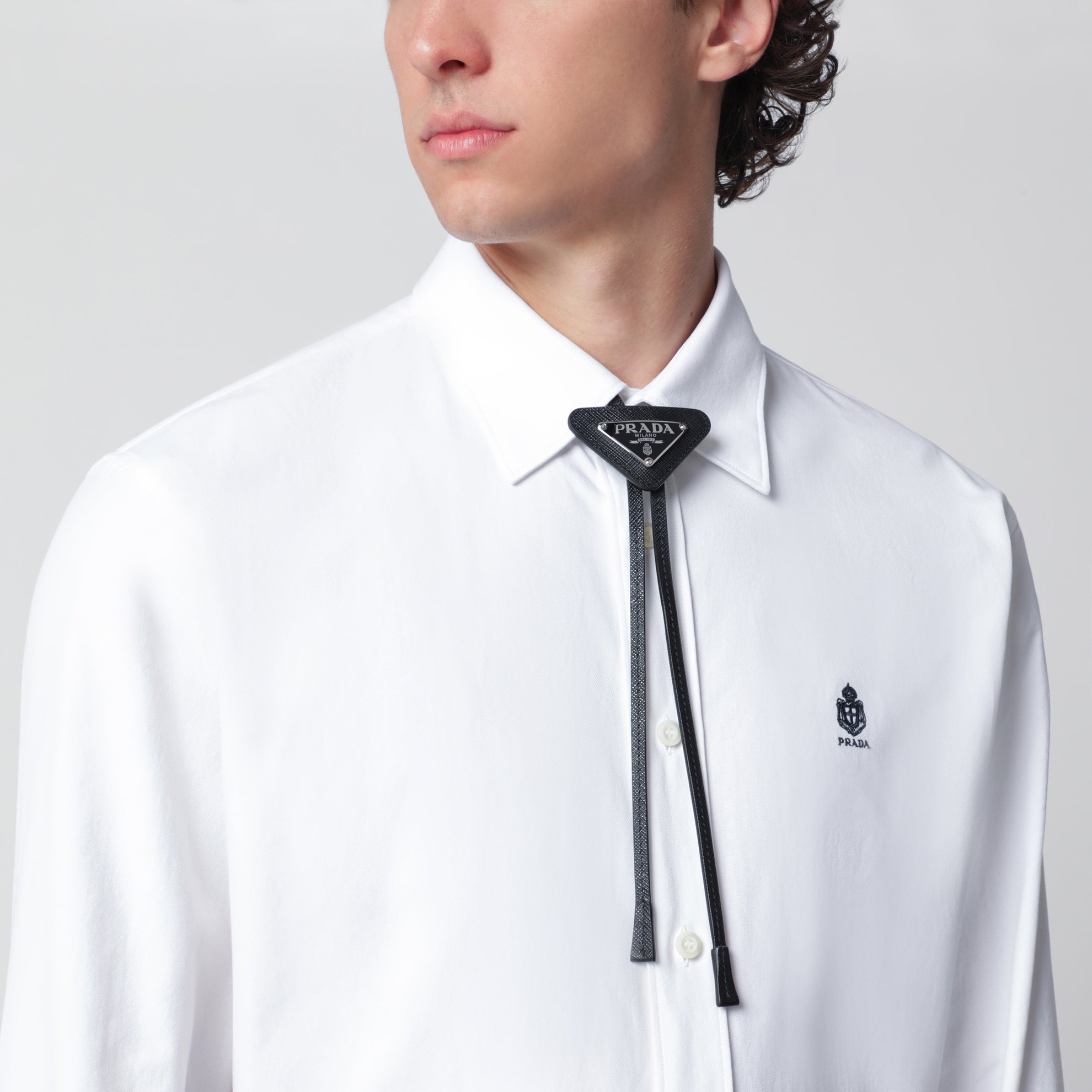 Schwarzer Bolo Tie aus Saffiano-Leder mit Logo