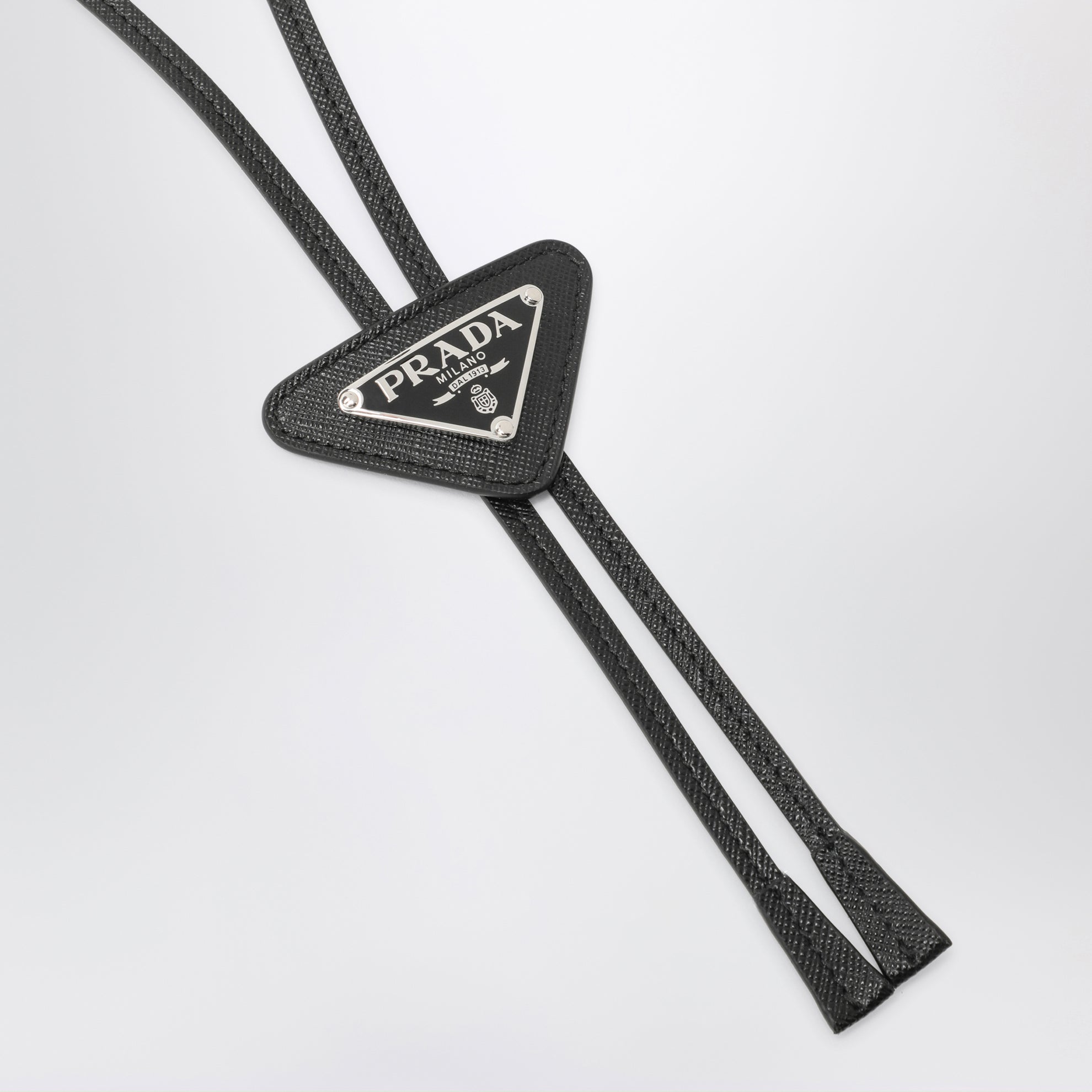 Schwarzer Bolo Tie aus Saffiano-Leder mit Logo