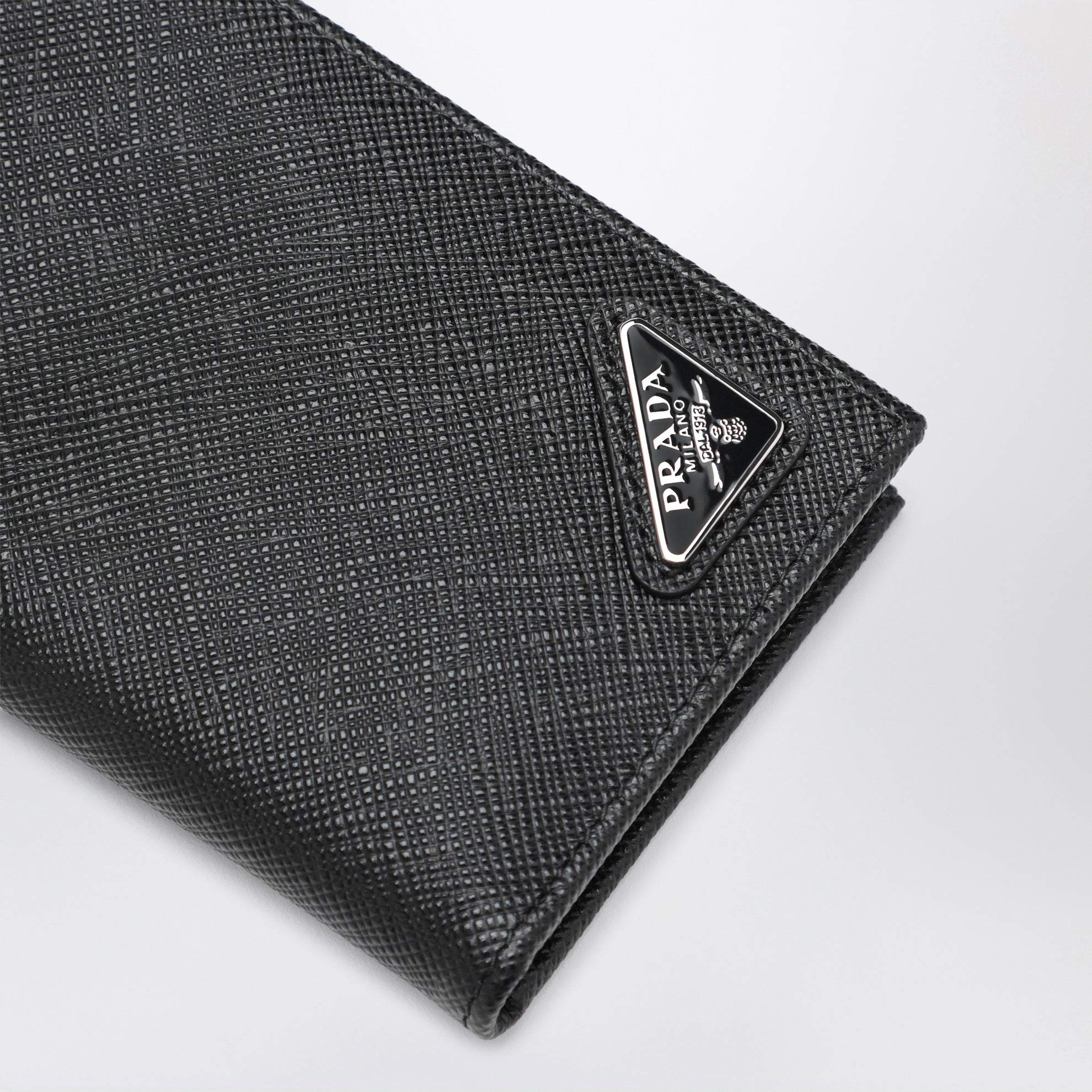 Black vertical wallet in Saffiano