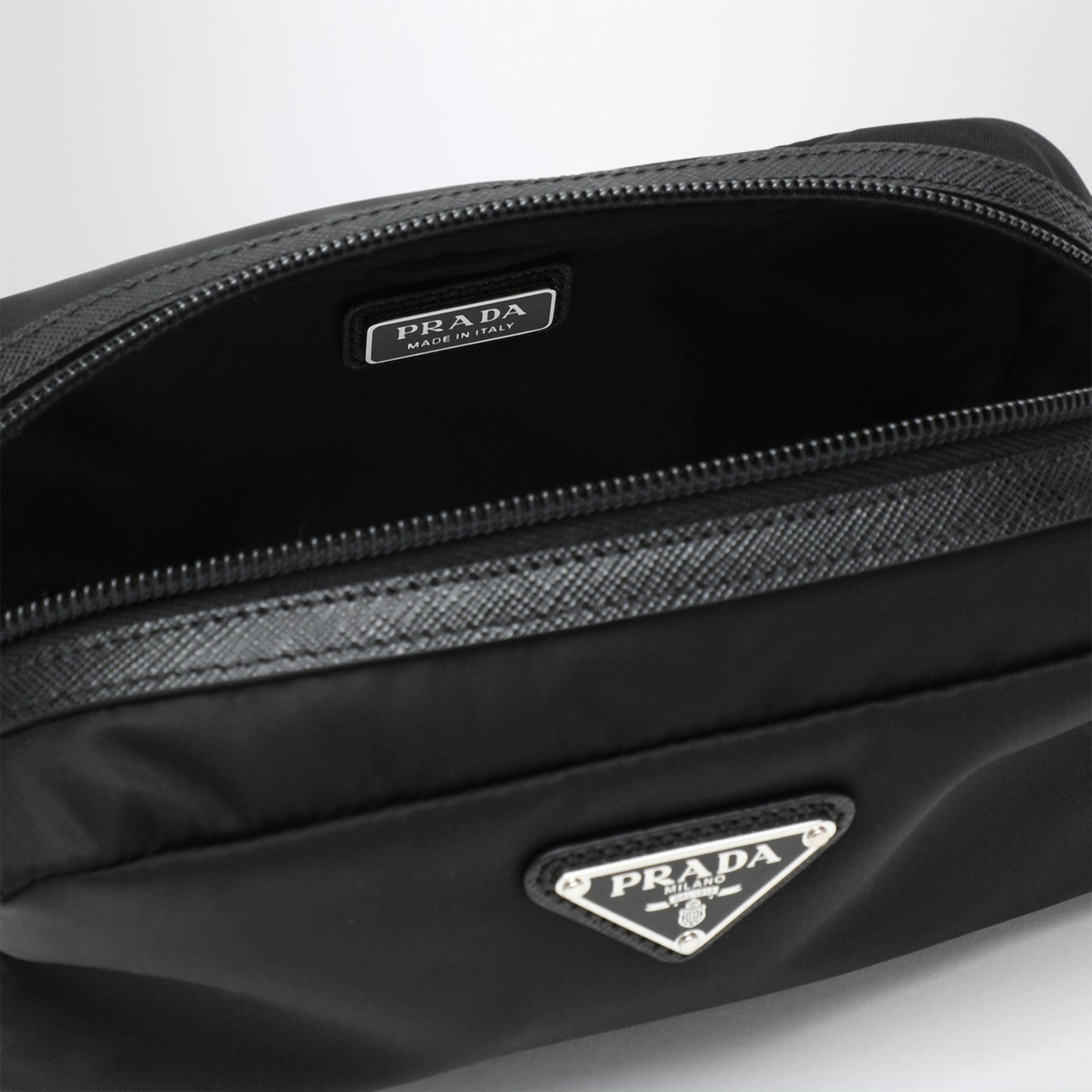 Trousse de toilette en Re-Nylon noir avec logo