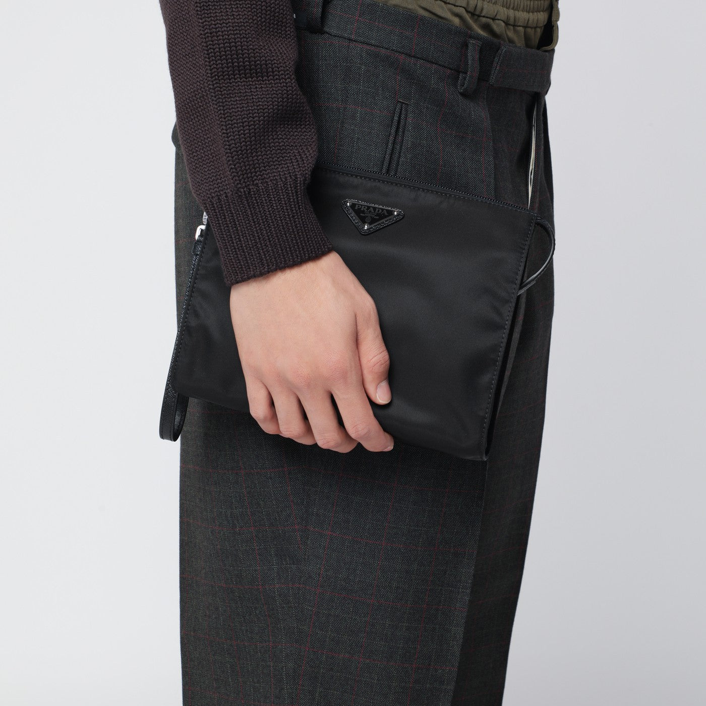 Black Pouch aus Re-Nylon und Saffiano