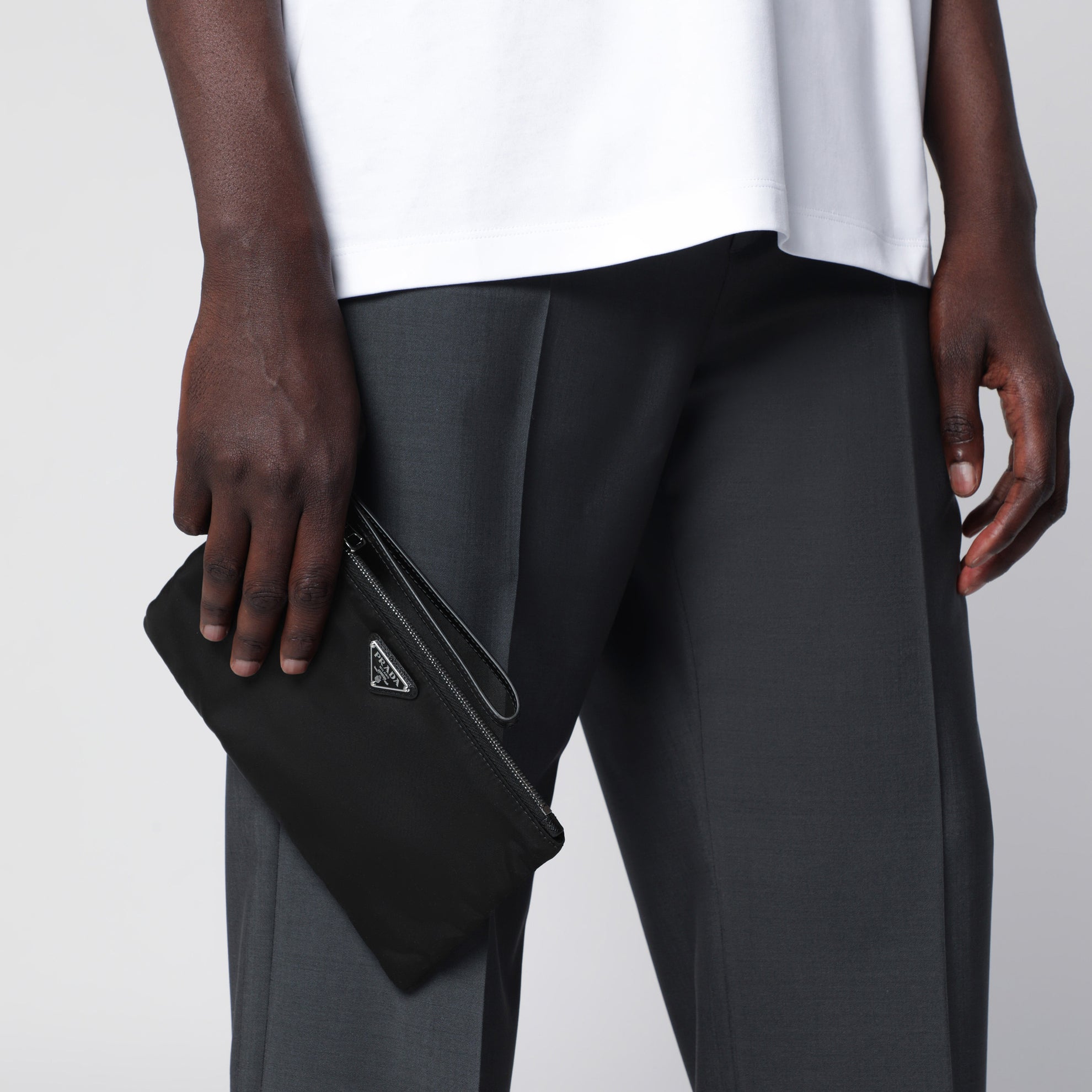 Pouch nera in Re-Nylon e Saffiano