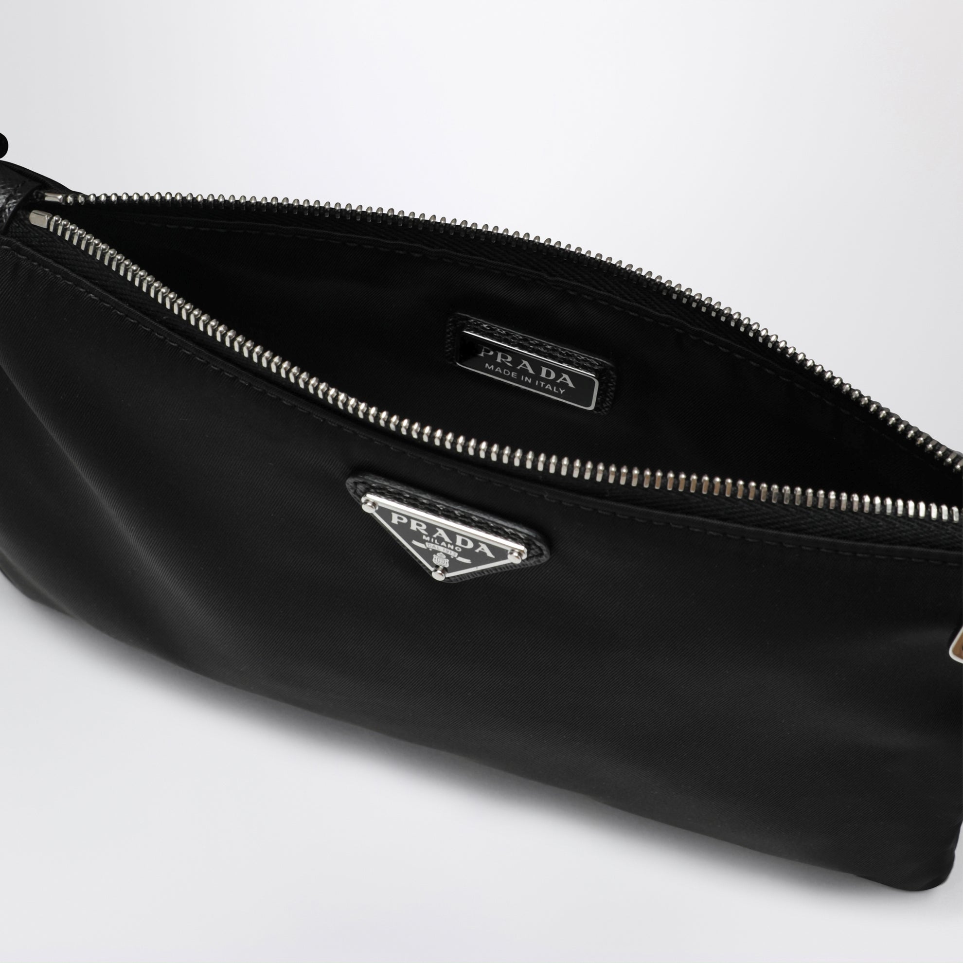 Pouch nera in Re-Nylon e Saffiano