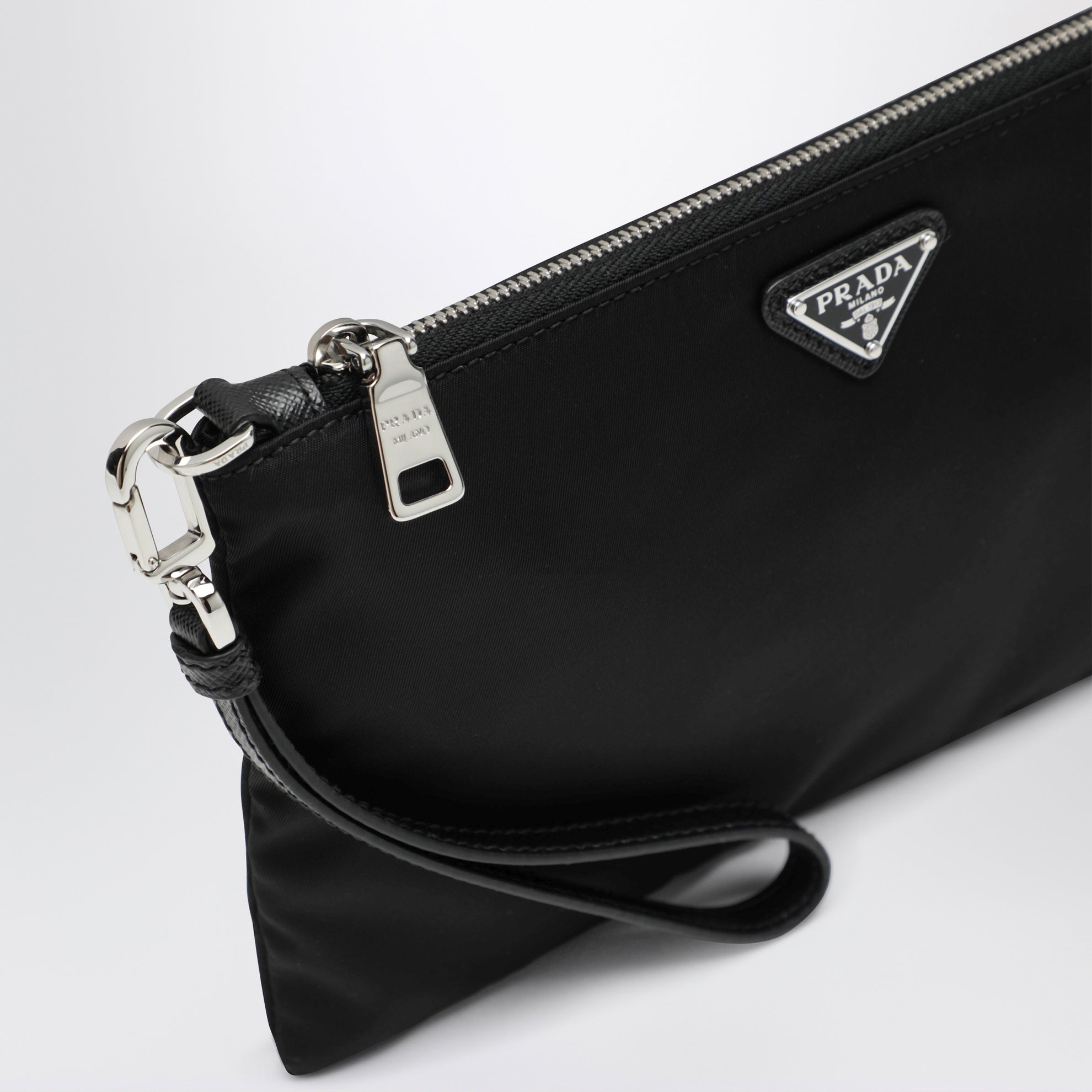Pouch nera in Re-Nylon e Saffiano