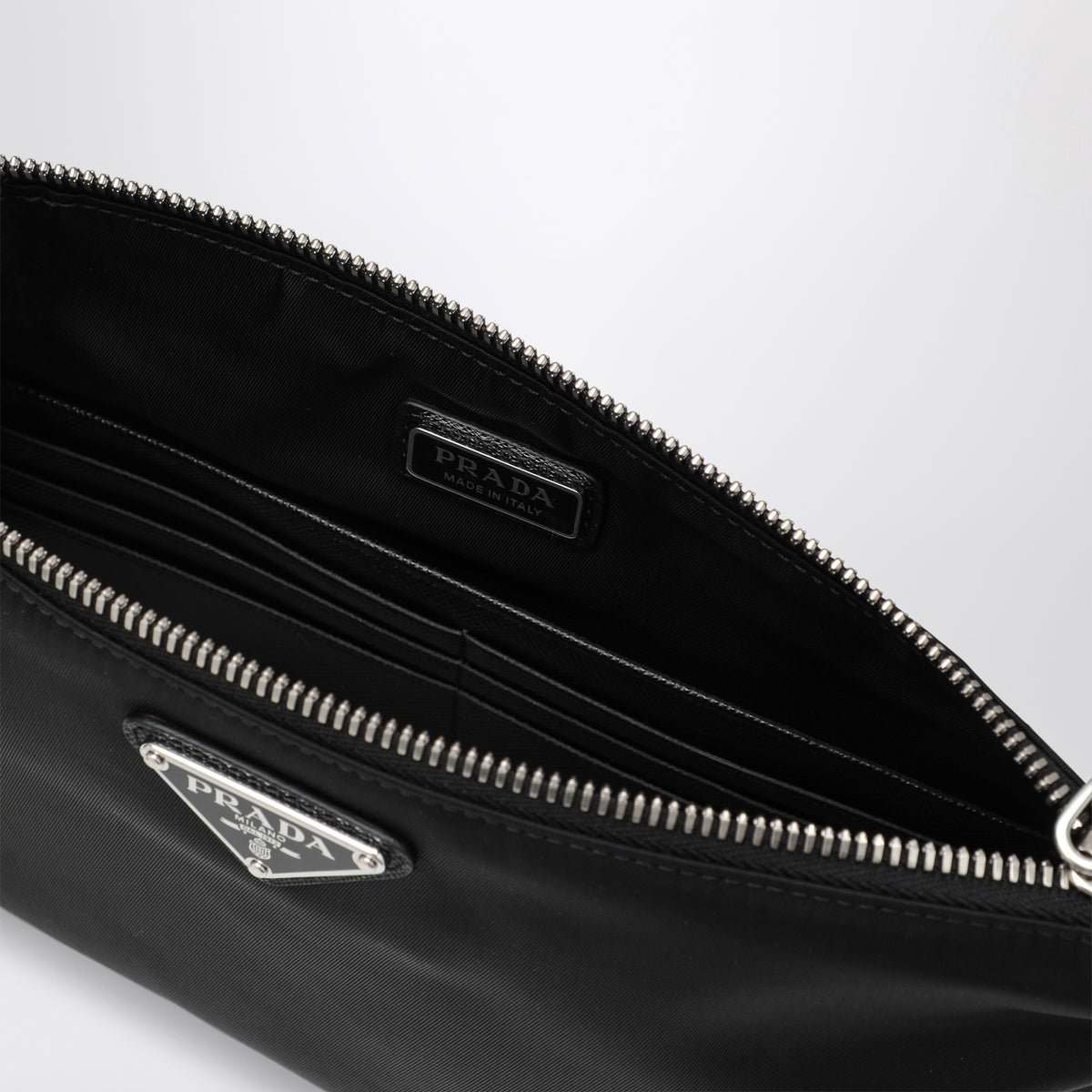Schwarze Pouch aus Re-Nylon und Saffiano-Leder