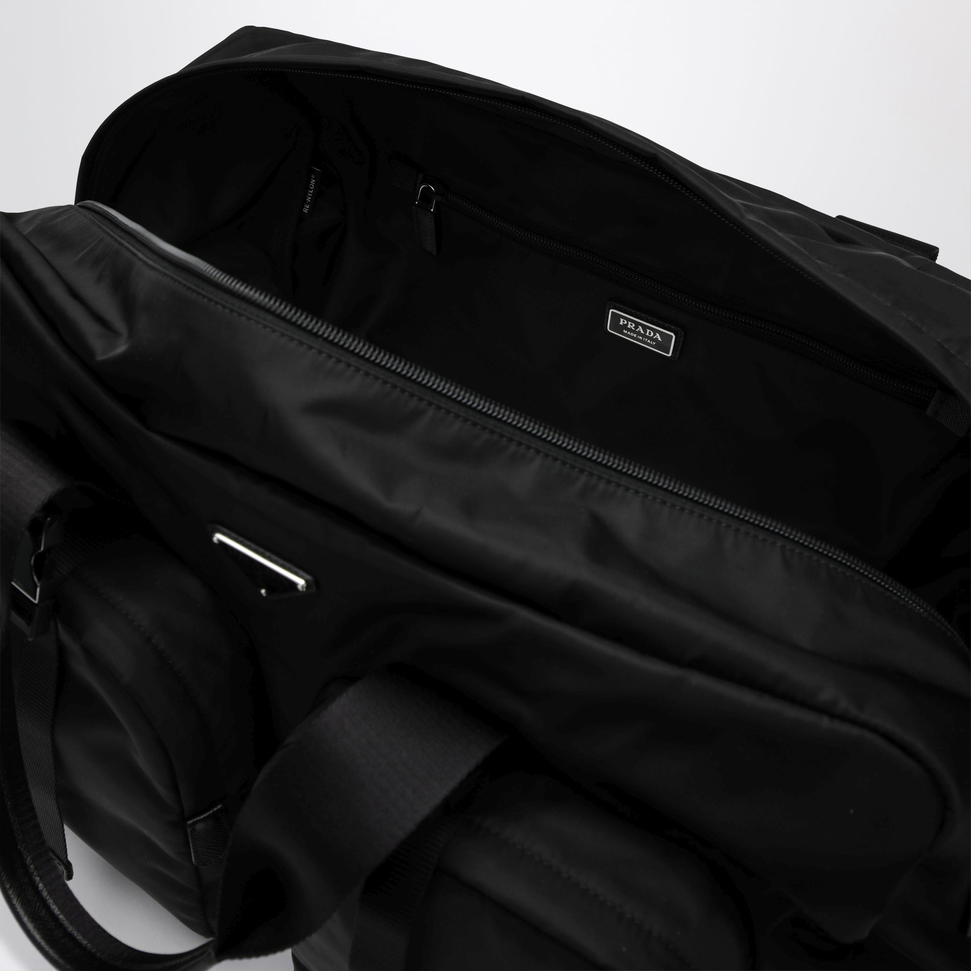 Schwarze Reisetasche aus Re-Nylon und Saffiano-Leder