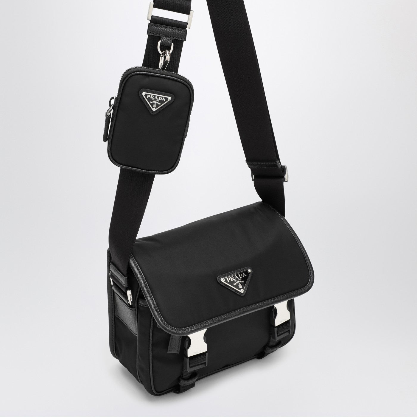 Schwarze Umhängetasche aus Re-Nylon