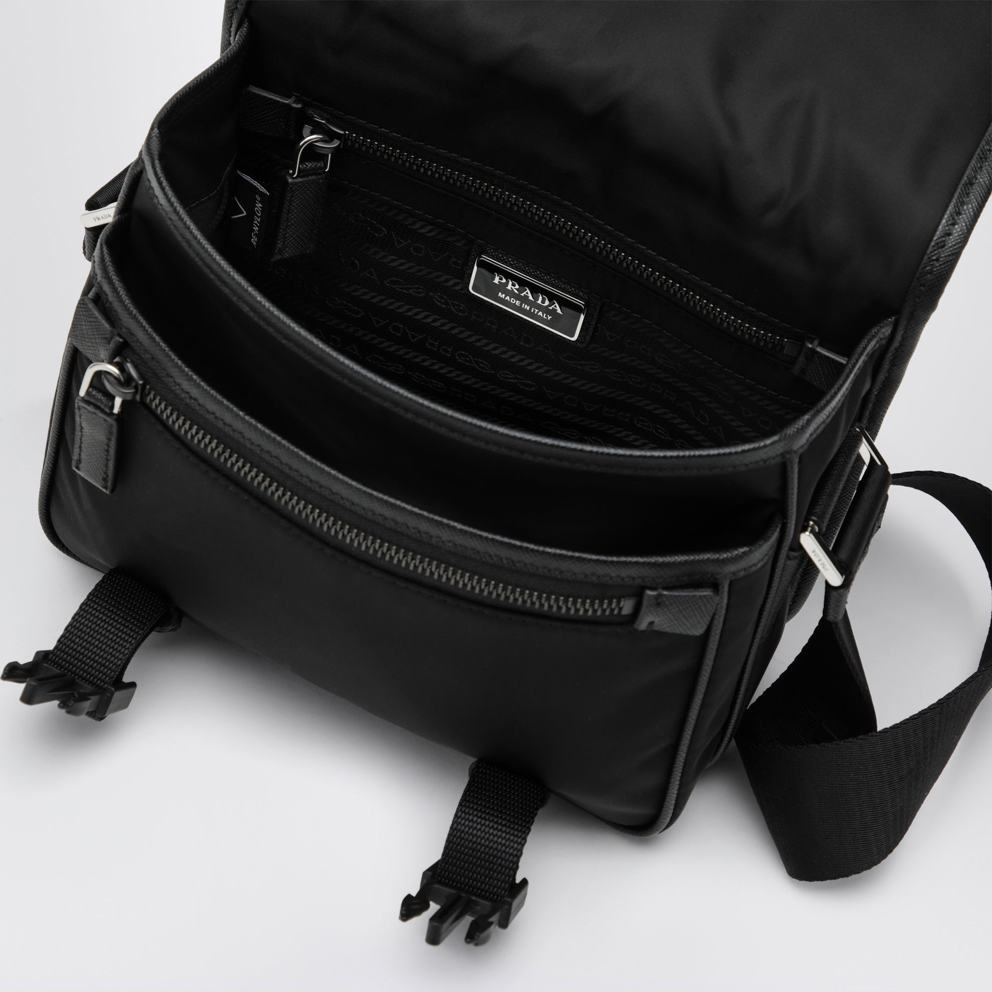 Borsa a tracolla in Re-Nylon nera