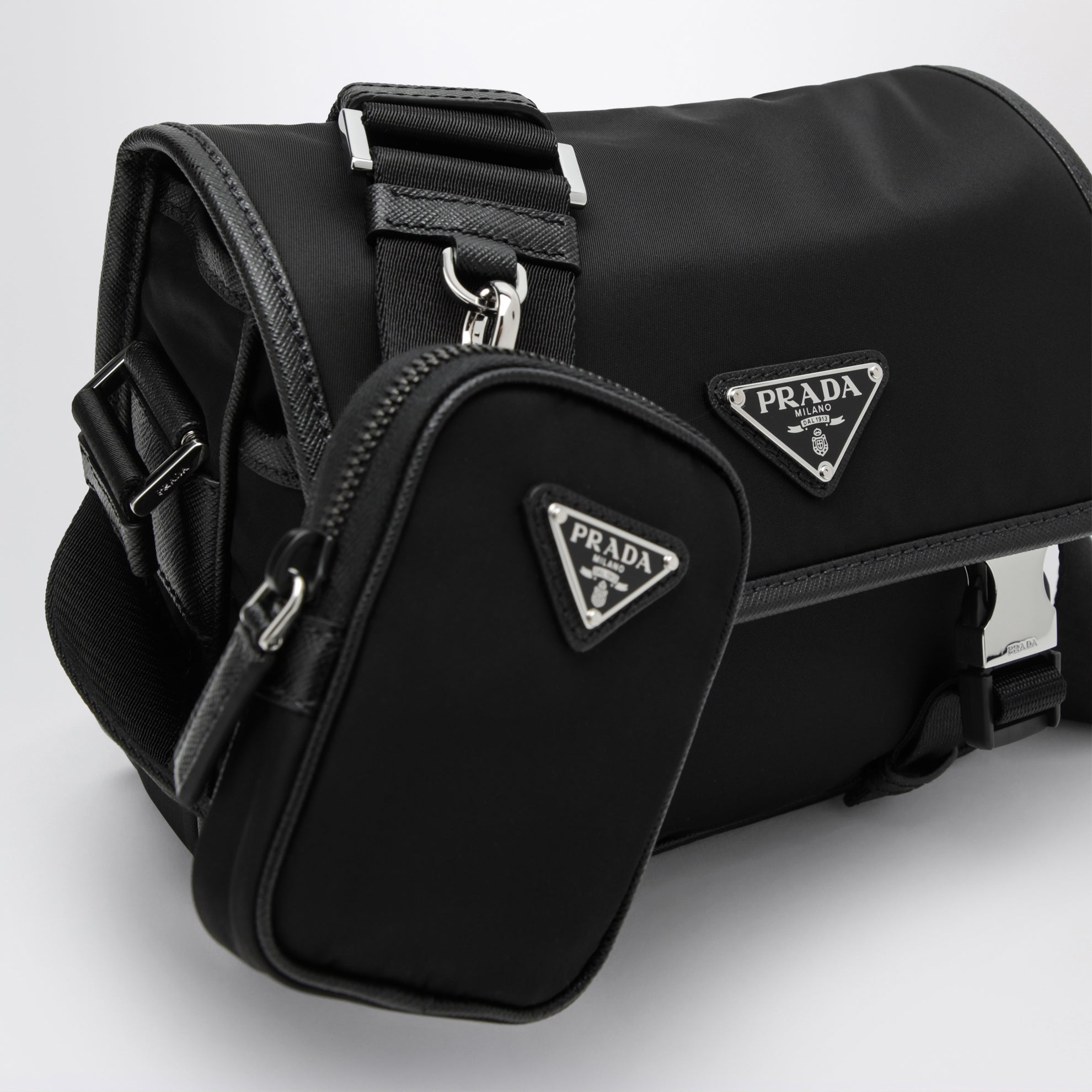 Borsa a tracolla in Re-Nylon nera