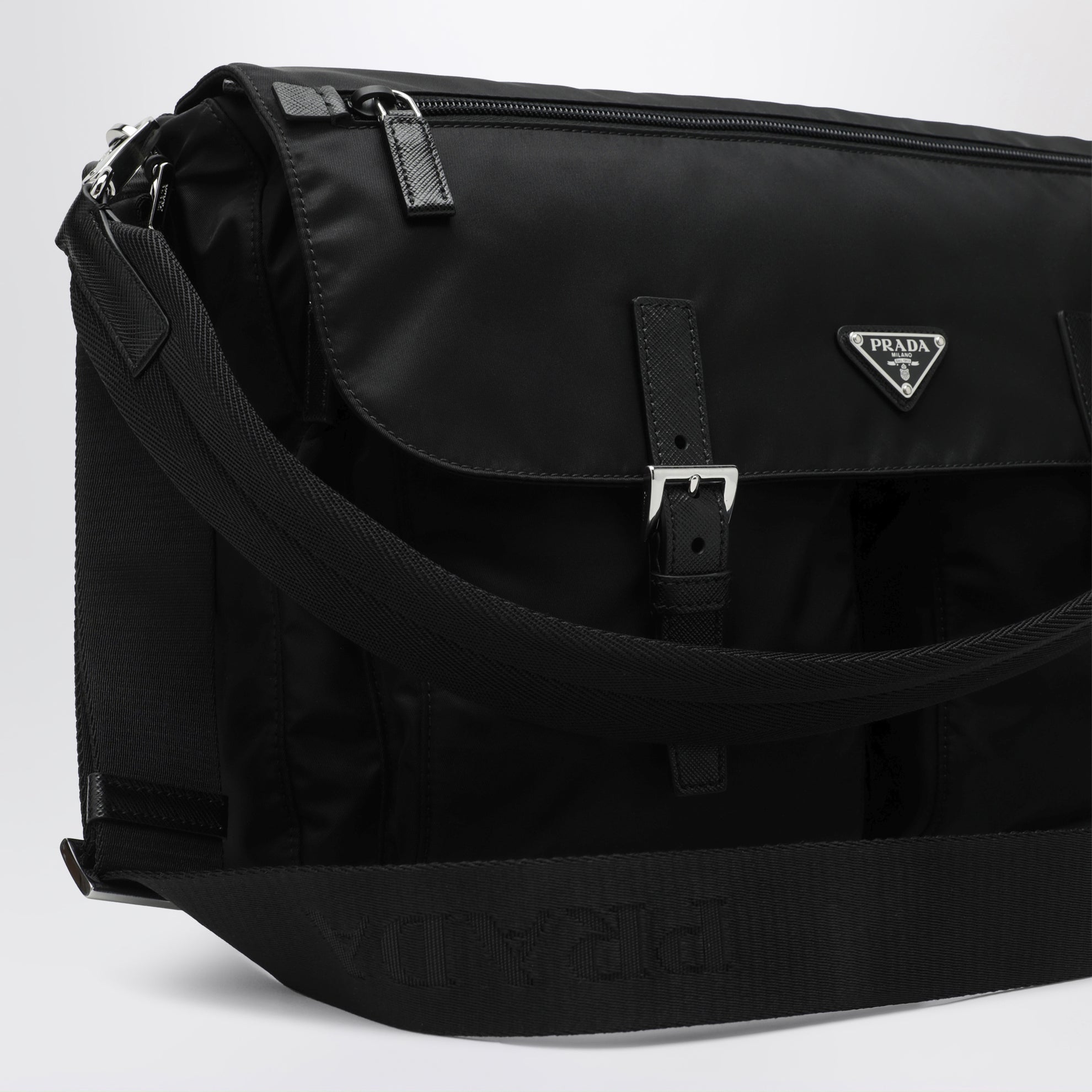 Borsa a tracolla in Re-Nylon nera