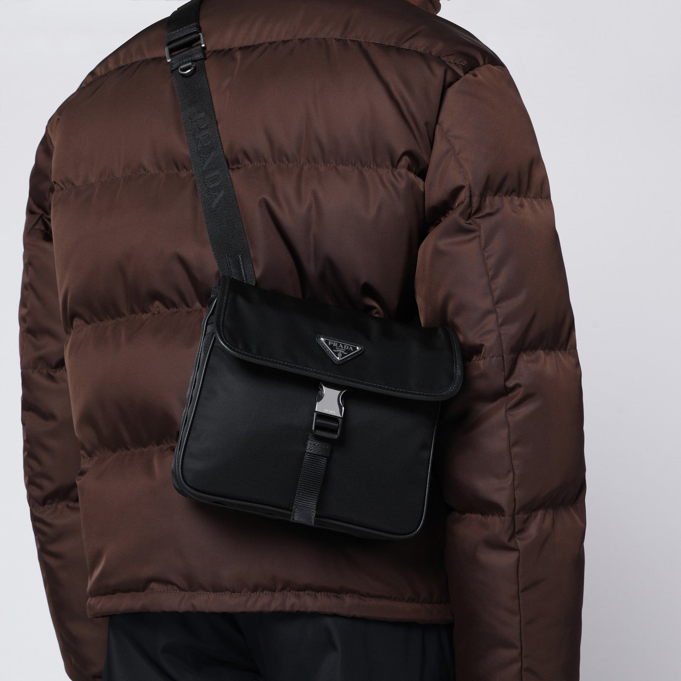 Schultertasche aus Re-Nylon und schwarzem Saffiano