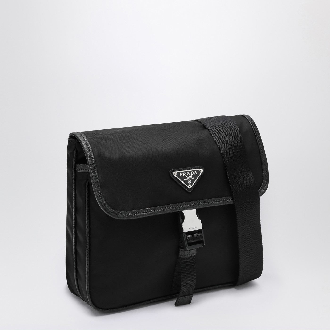 Schultertasche aus Re-Nylon und schwarzem Saffiano