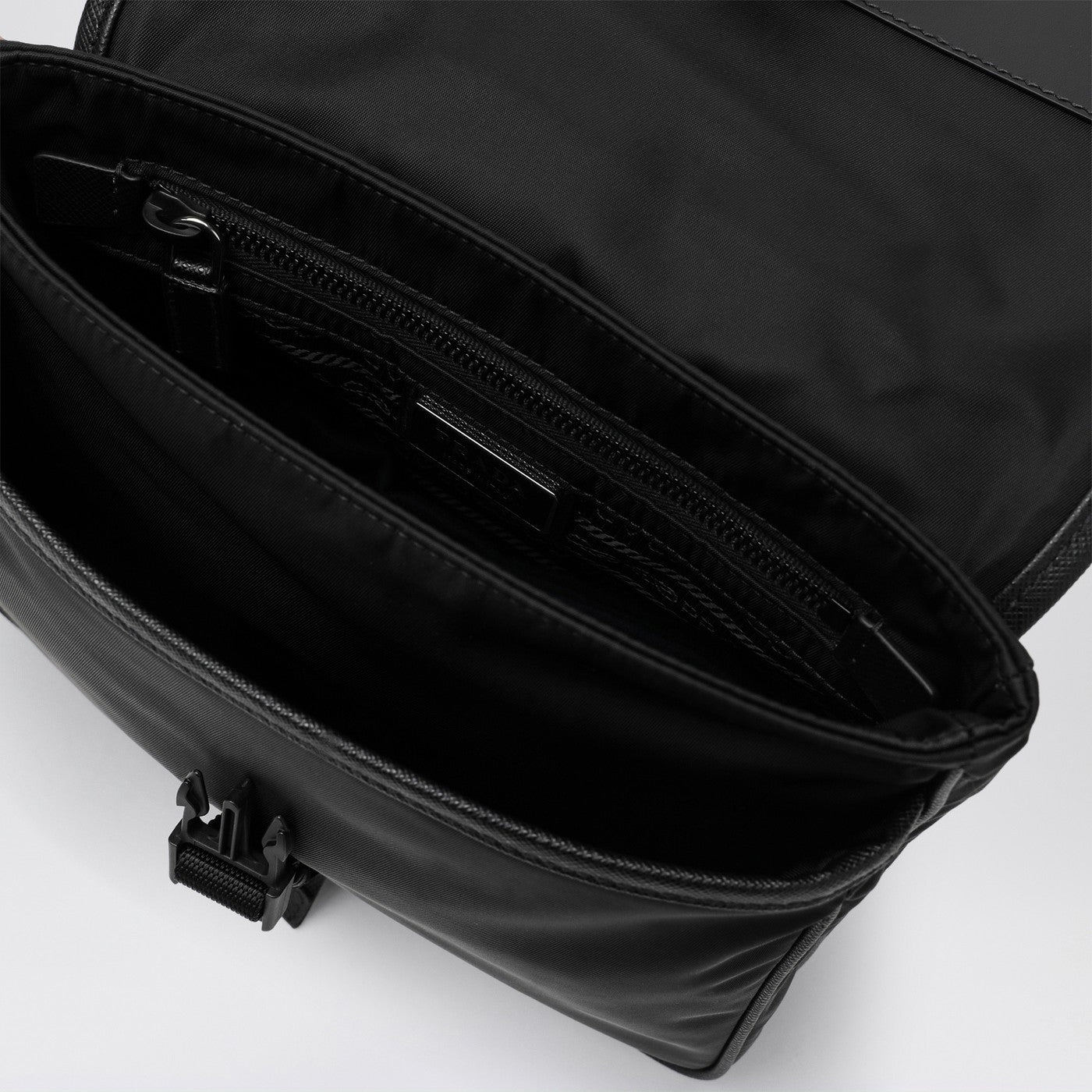 Schultertasche aus Re-Nylon und schwarzem Saffiano