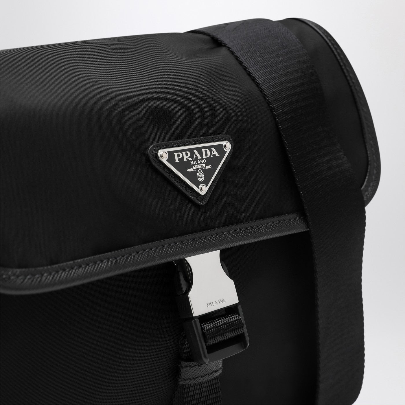 Schultertasche aus Re-Nylon und schwarzem Saffiano