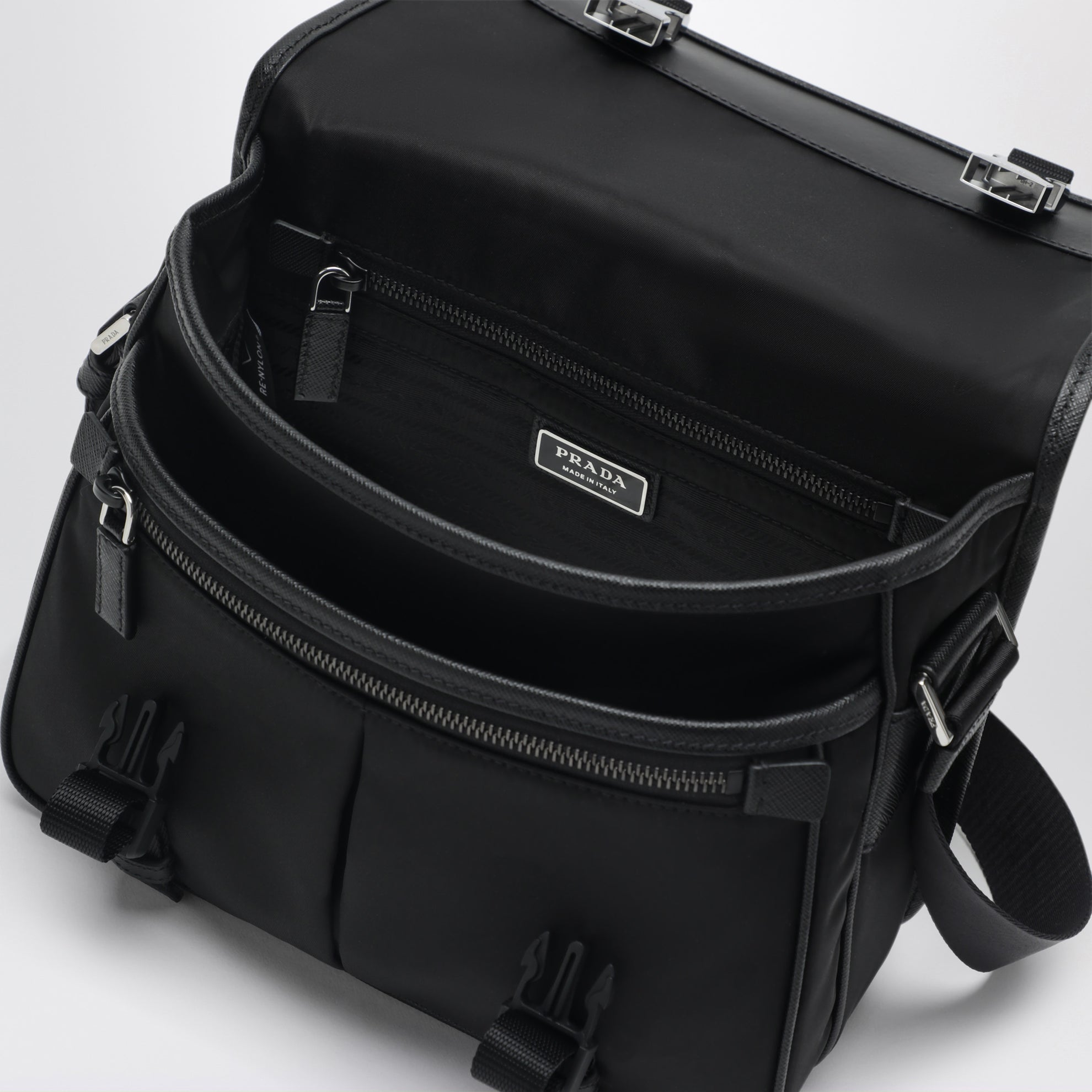 Borsa a spalla nera in Re-Nylon e Saffiano