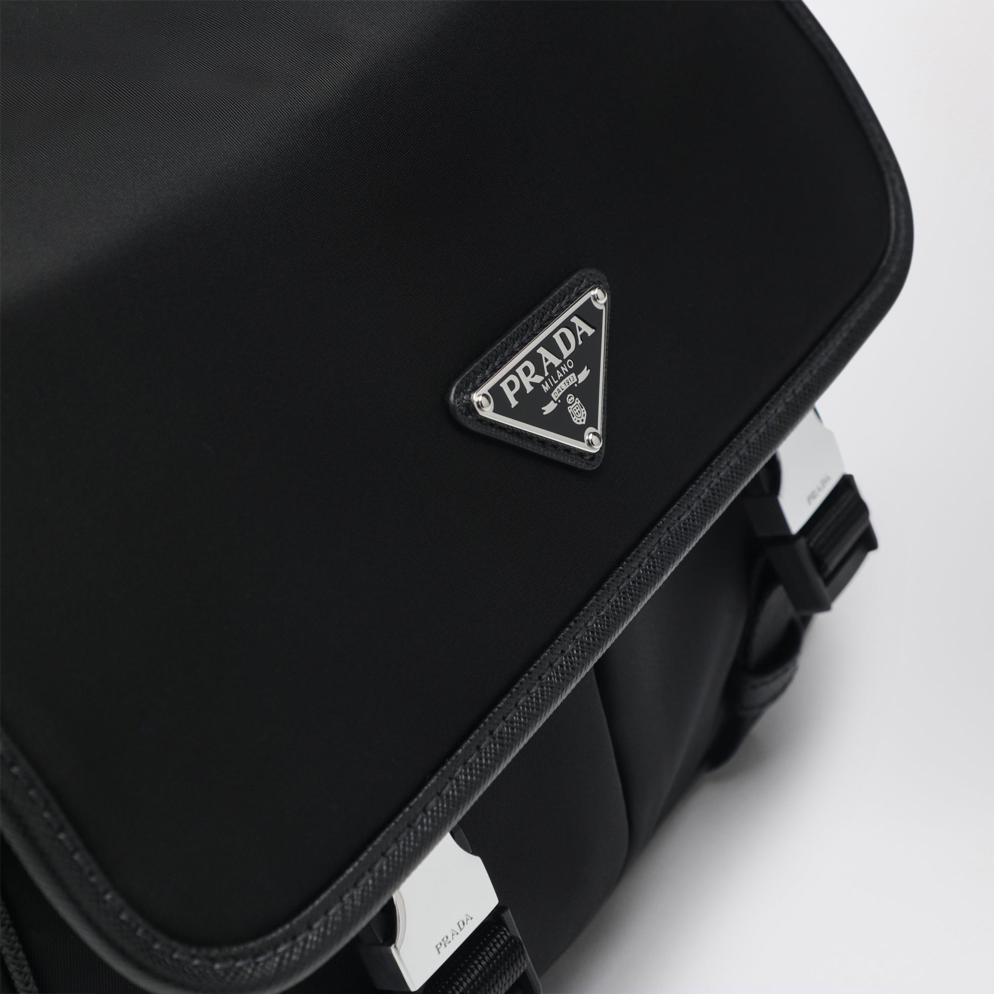 Borsa a spalla nera in Re-Nylon e Saffiano