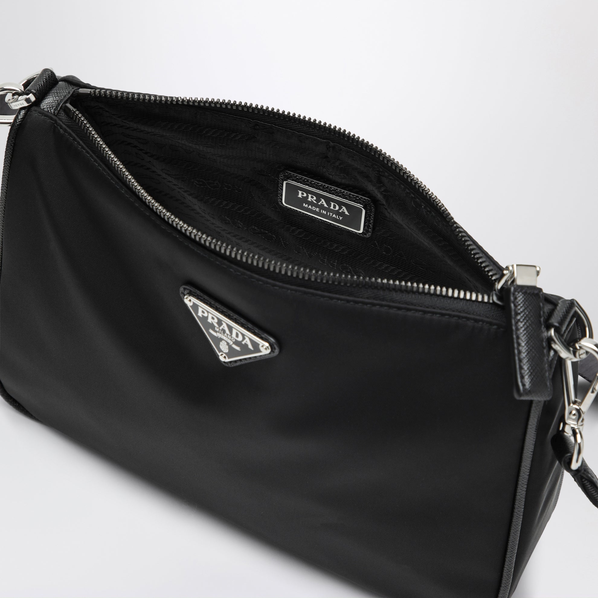 Borsa a tracolla nera in Re-Nylon e Saffiano