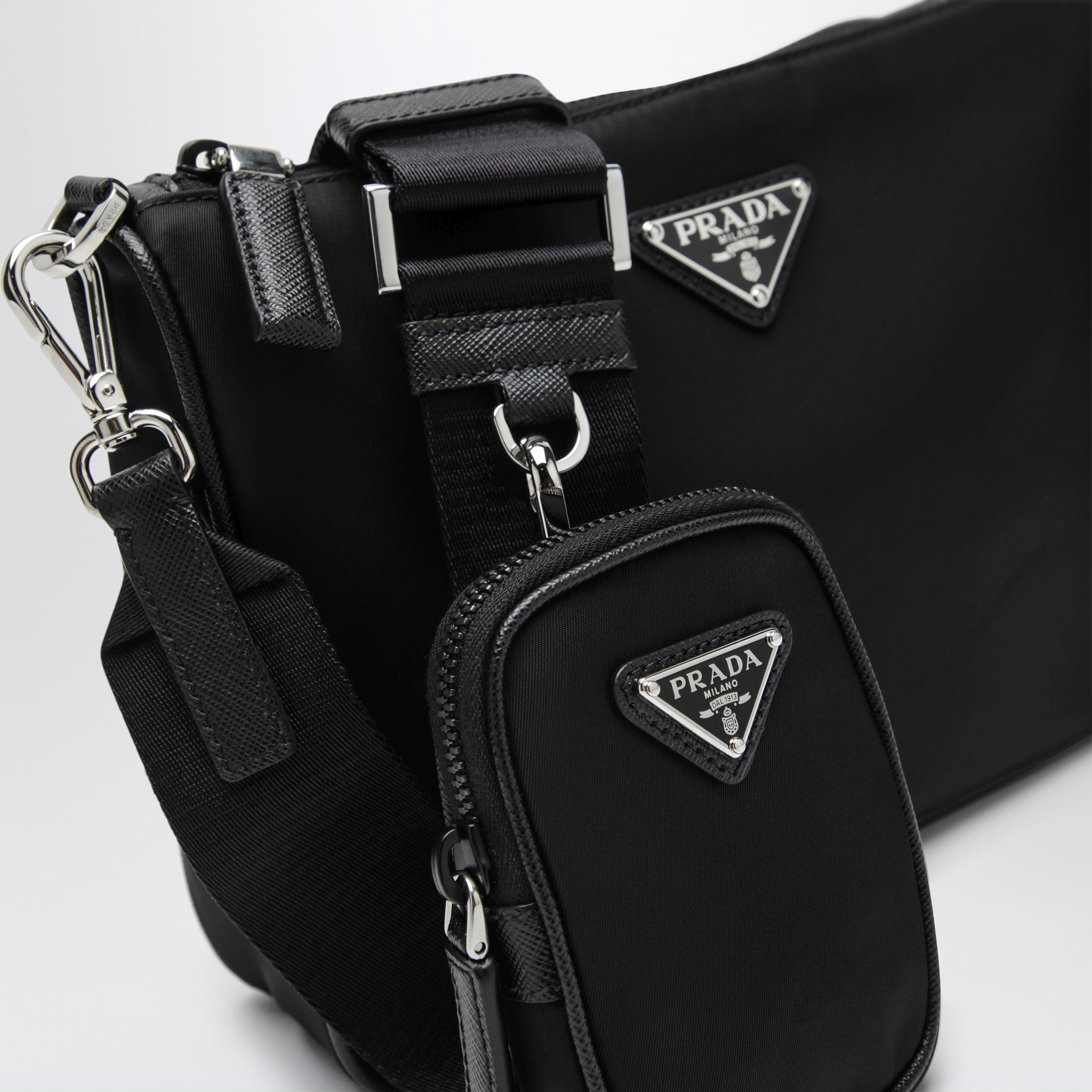 Borsa a tracolla nera in Re-Nylon e Saffiano