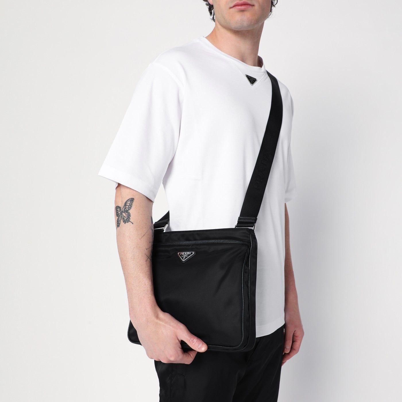 Borsa messenger nera in Re-Nylon