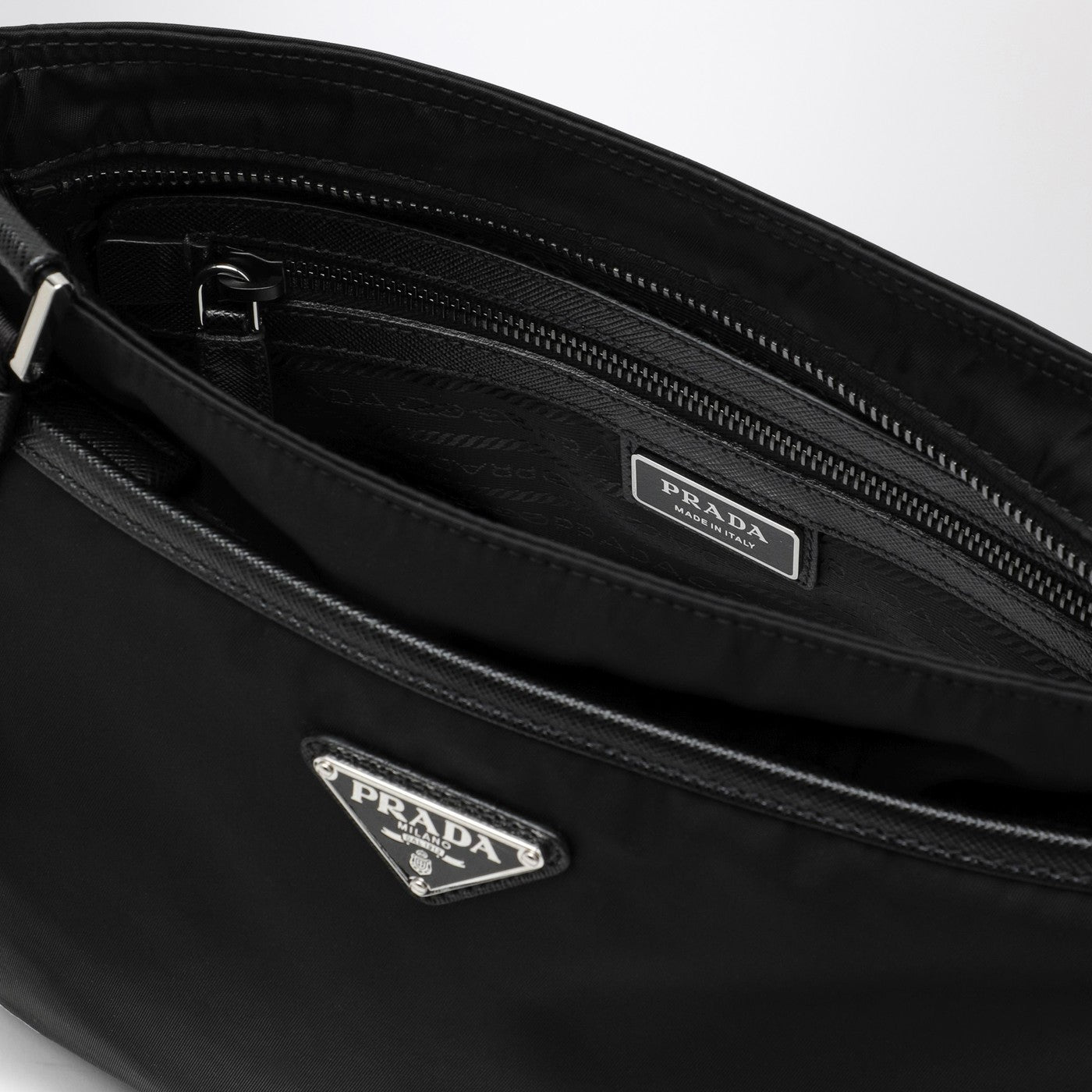 Borsa messenger nera in Re-Nylon