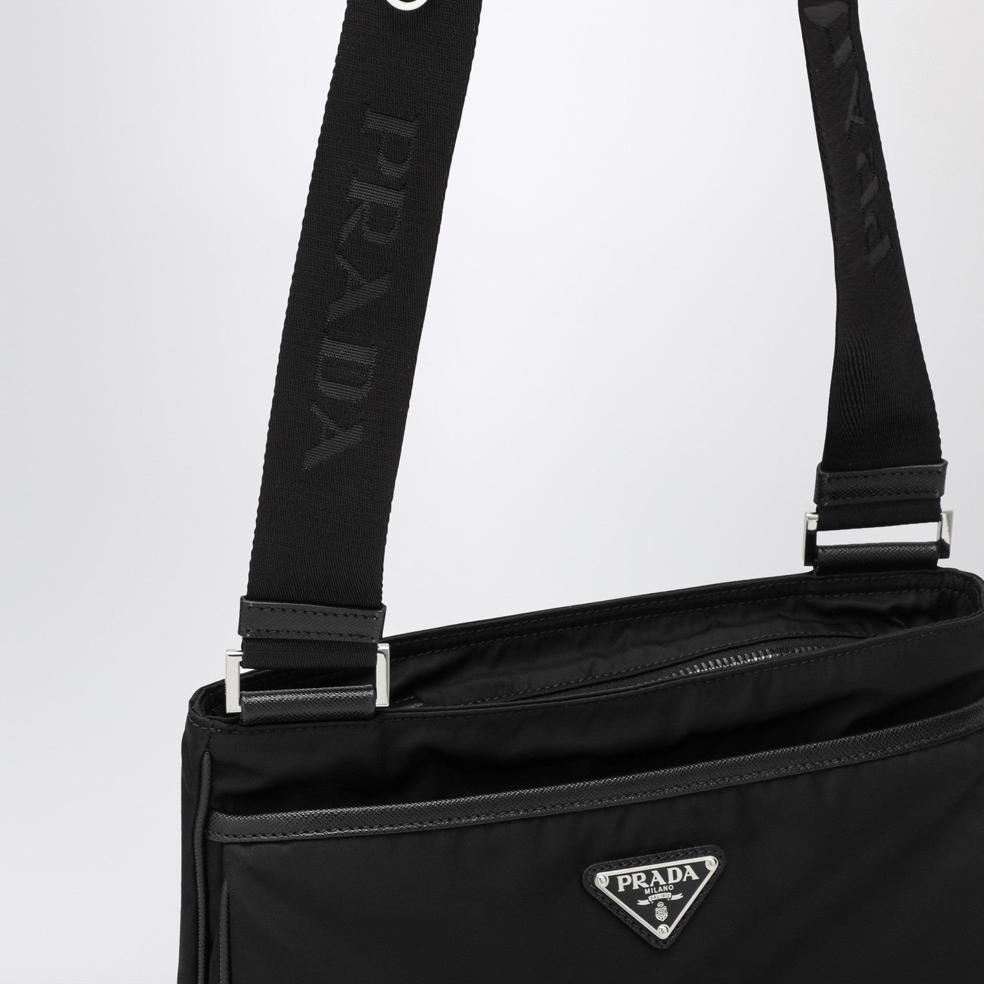 Borsa messenger nera in Re-Nylon