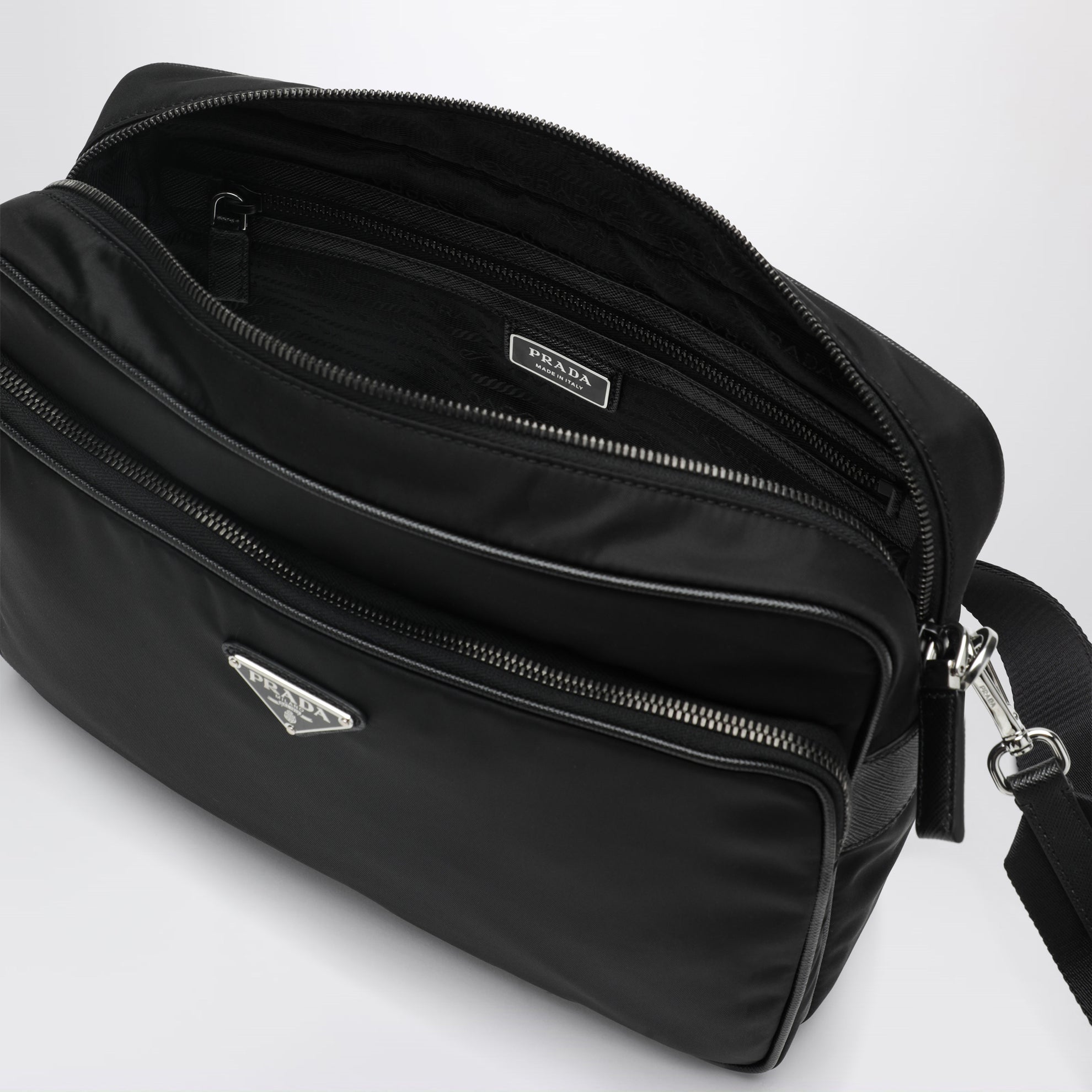 Borsa a tracolla in Re-Nylon e pelle nera
