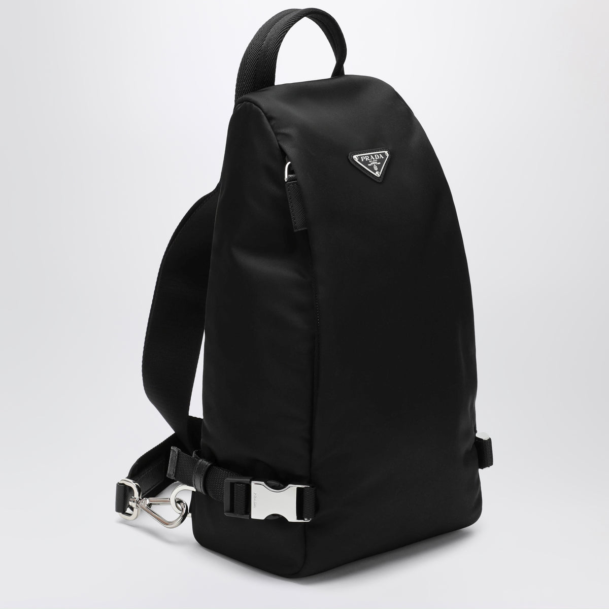 Zaino monospalla nero in Re-nylon