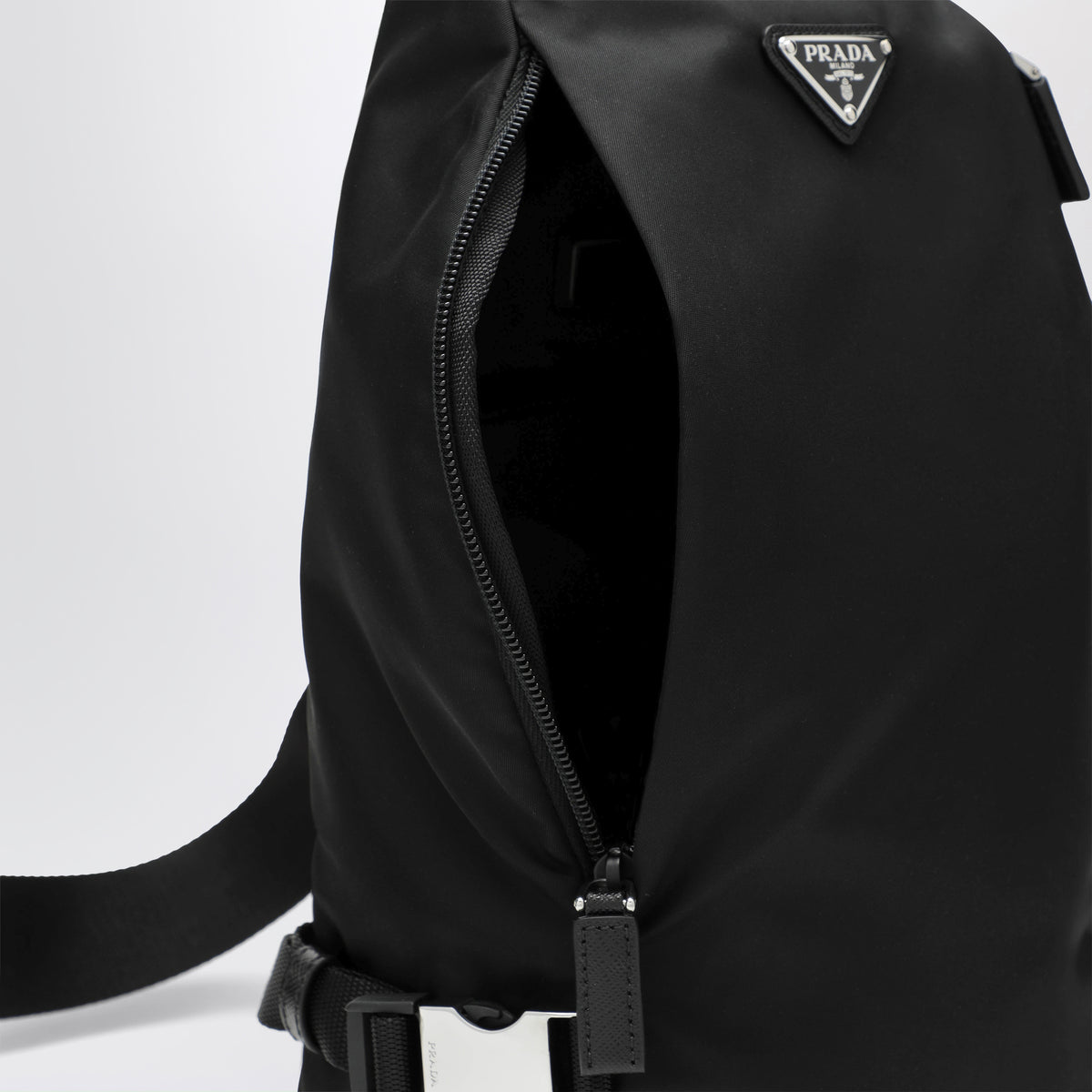 Zaino monospalla nero in Re-nylon
