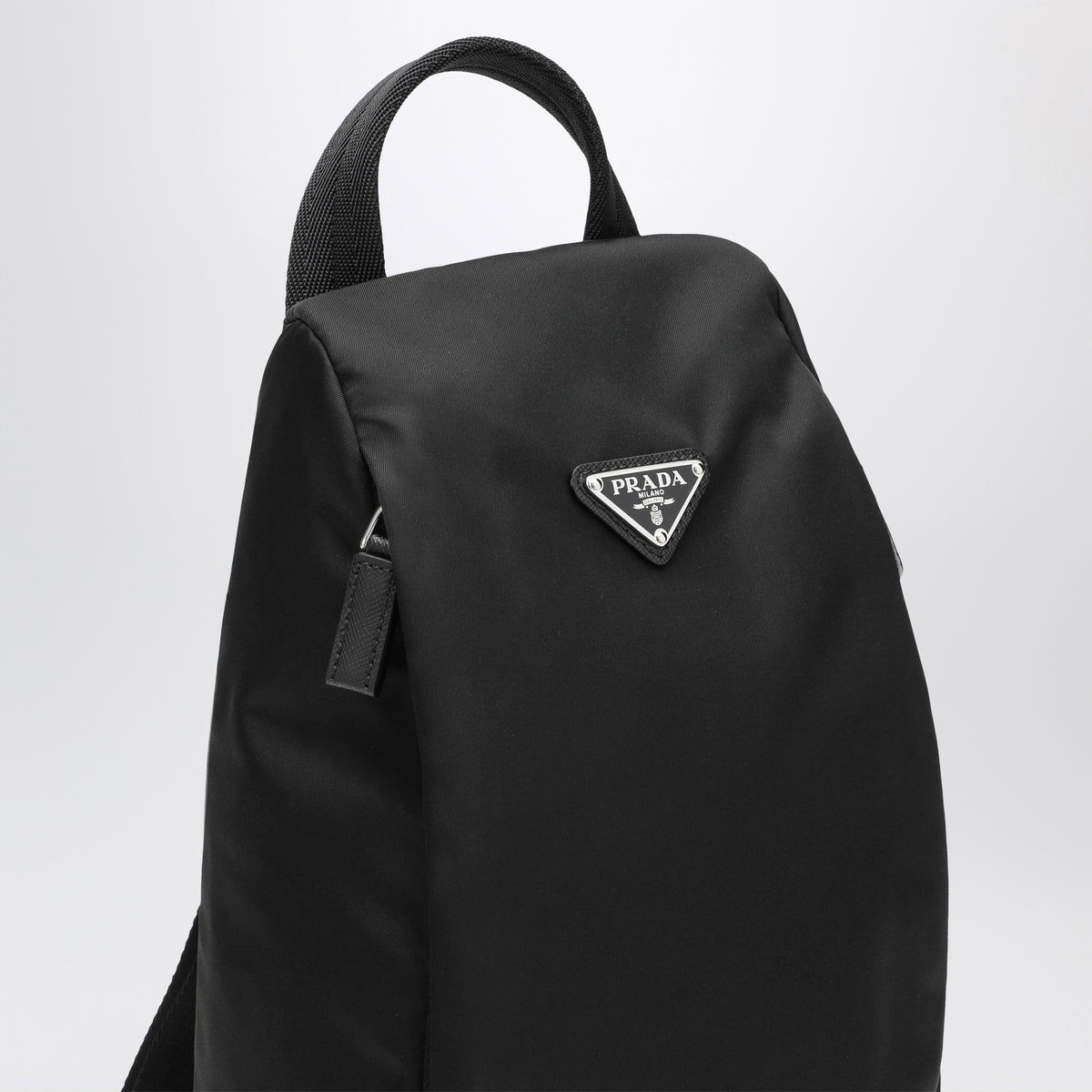 Zaino monospalla nero in Re-nylon