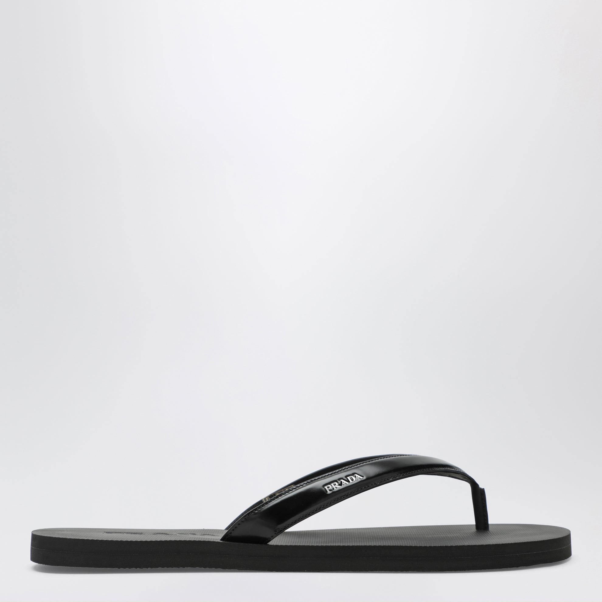 Sandales tongs noires en cuir brossé