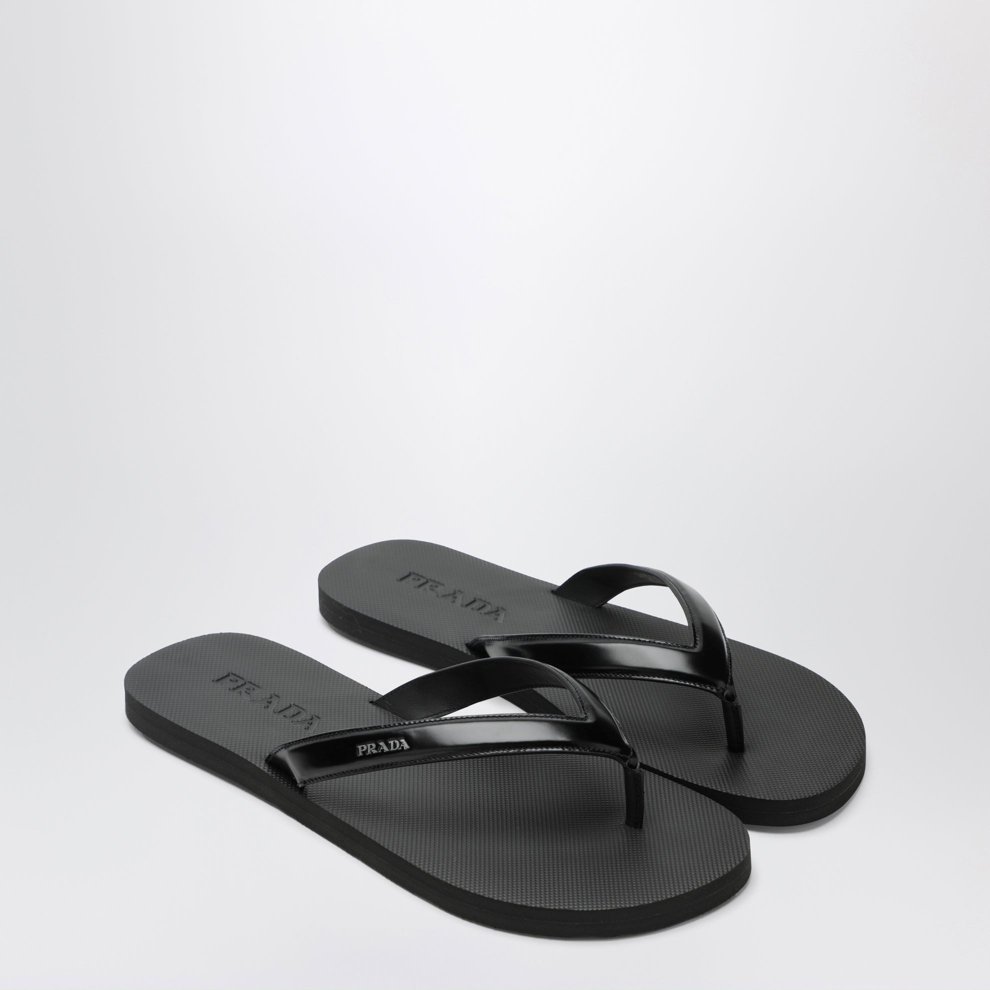 Sandales tongs noires en cuir brossé