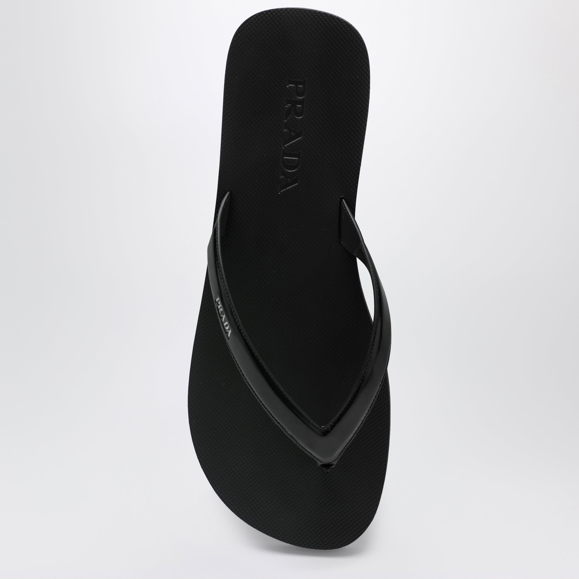 Sandales tongs noires en cuir brossé