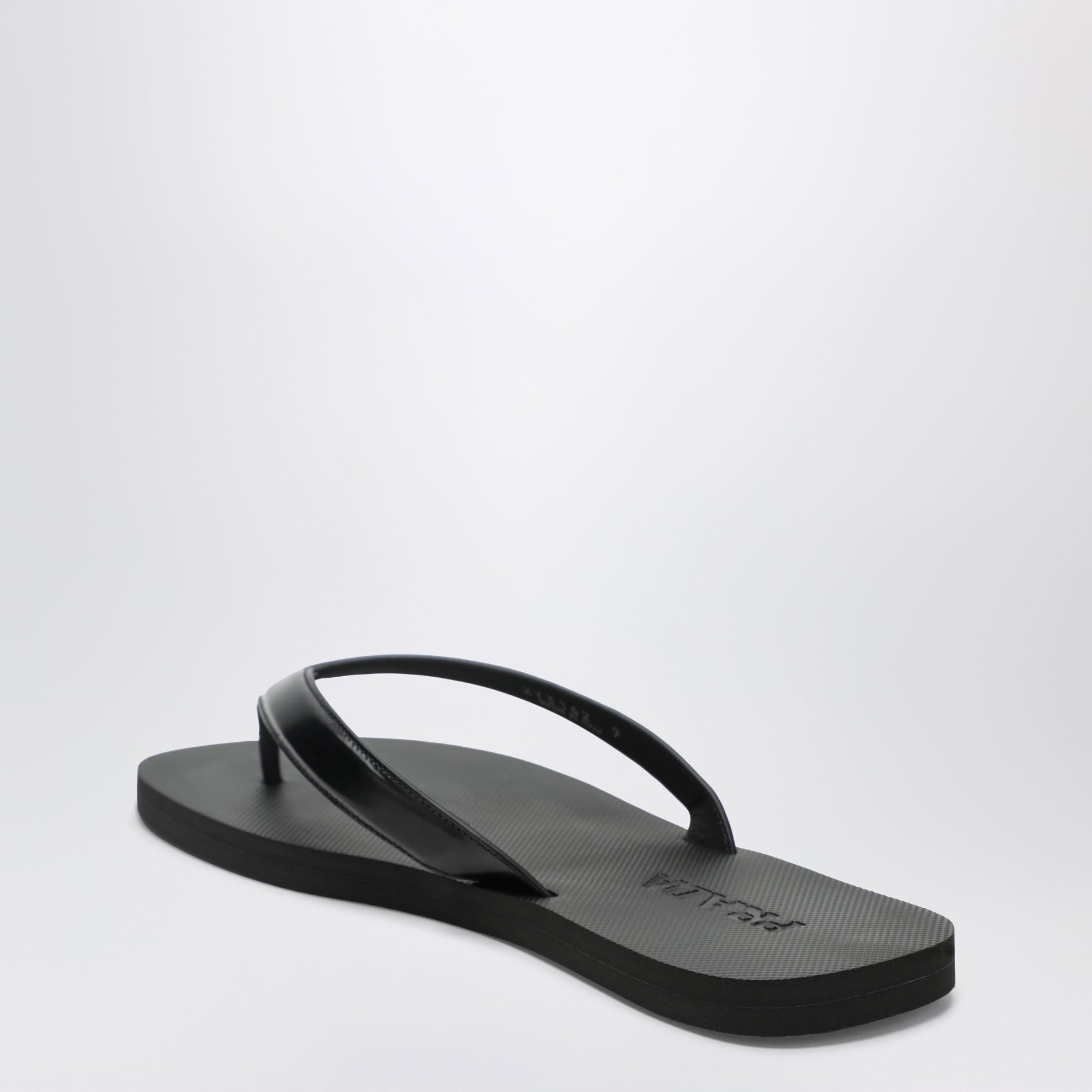 Sandales tongs noires en cuir brossé