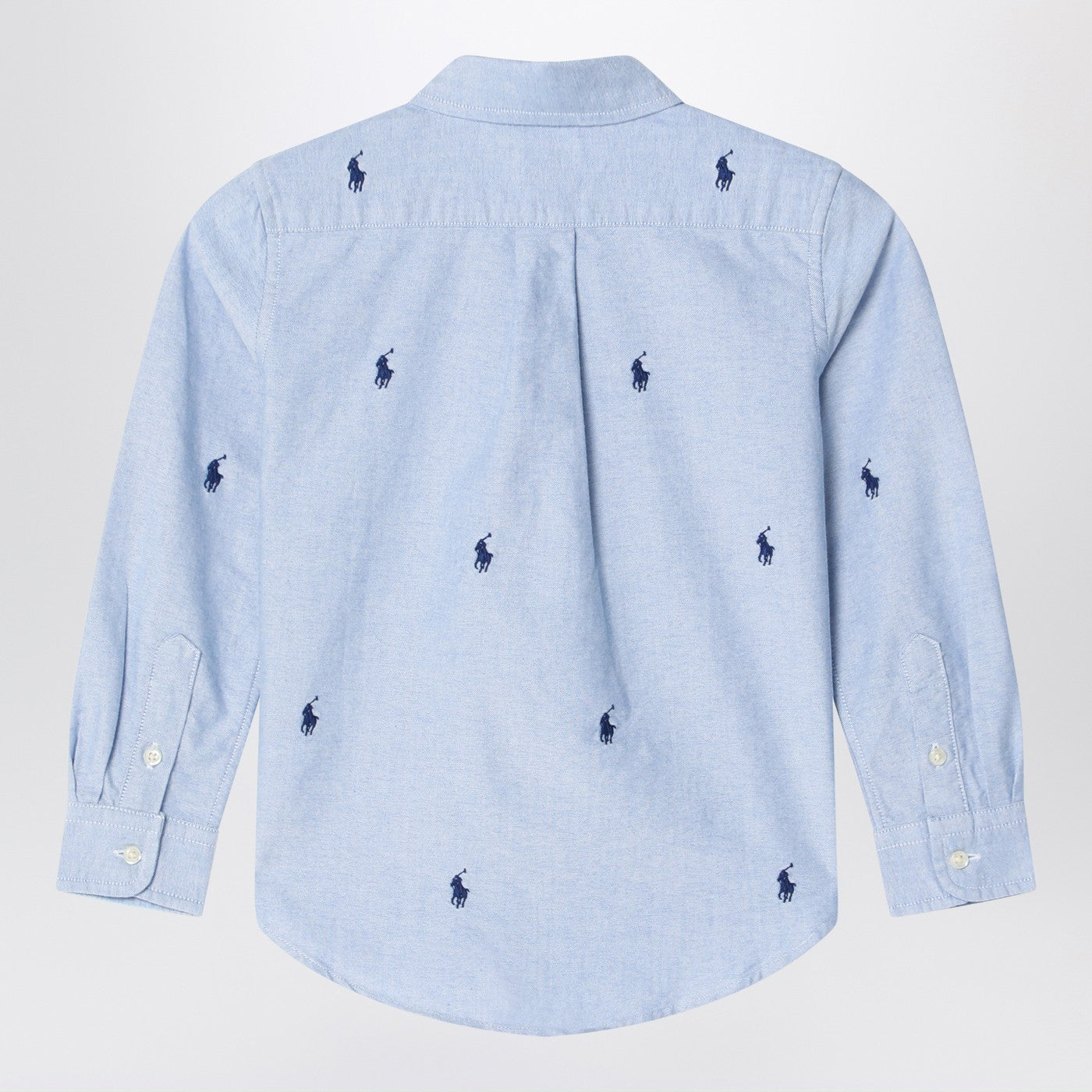 Hellblaues Button-down-Hemd mit Logos