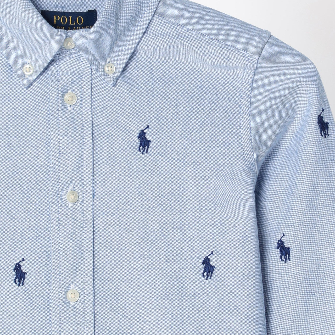 Hellblaues Button-down-Hemd mit Logos