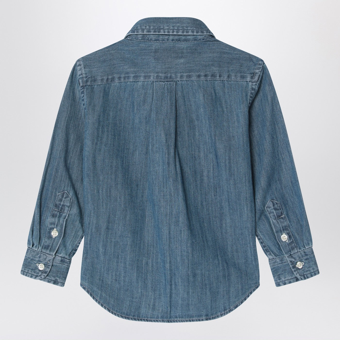 Chemise en denim bleu à col boutonné