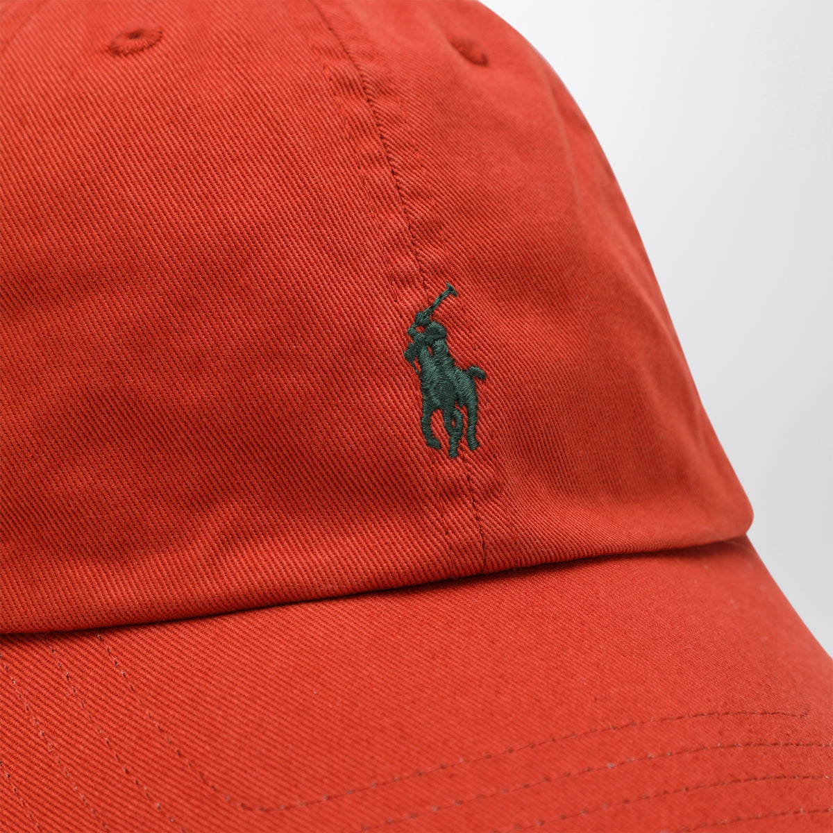 Orangerote Baseballkappe mit gesticktem Logo